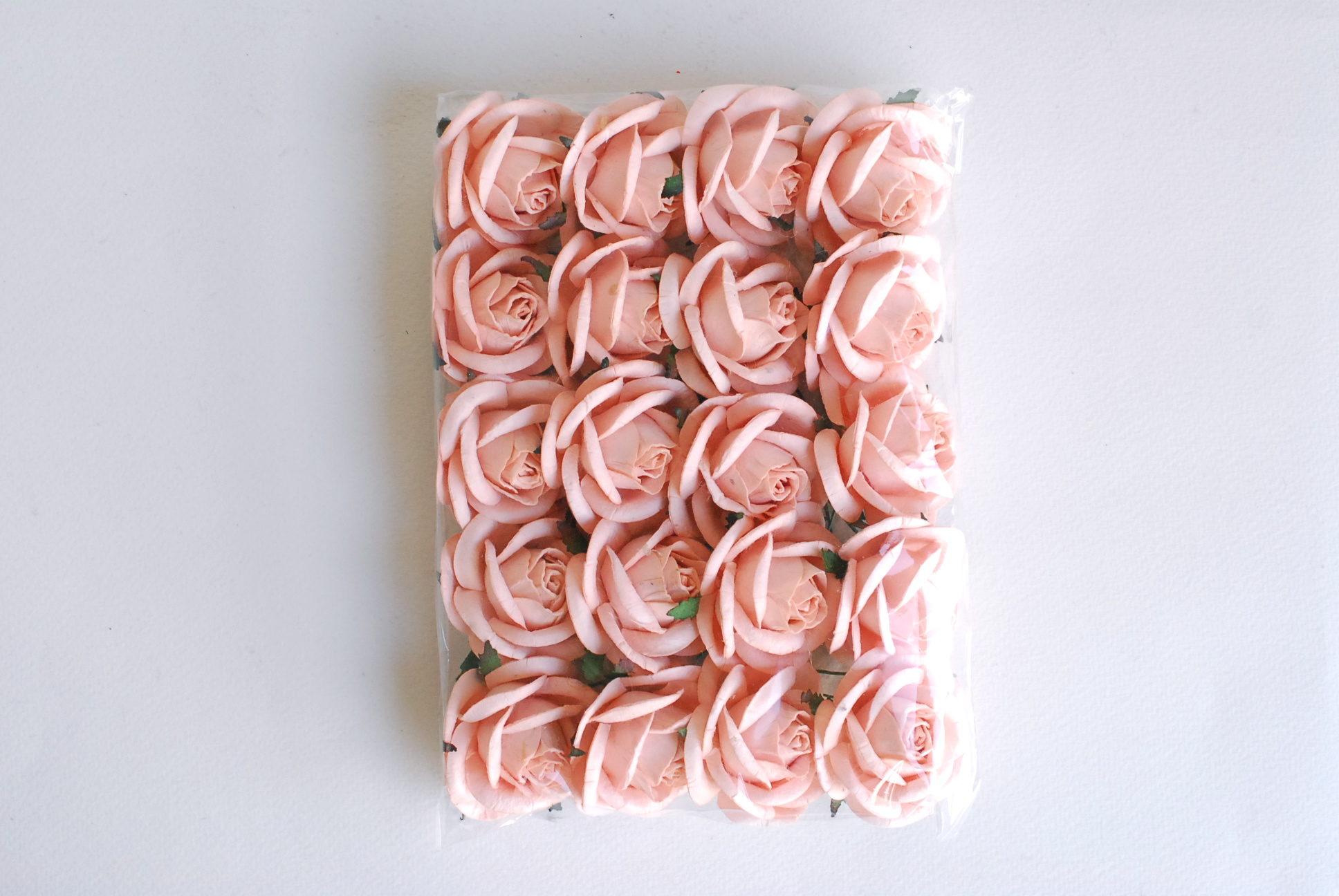 ดอกไม้กระดาษสา ราคาส่ง, ดอกกุหลาบกระดาษสา ดอกไม้ประดิษฐ์ ตกแต่งงานแต่งงาน ขนาด 4.5 cm., สำหรับของชำร่วย, งานแต่งงาน, ดอกไม้ทำข้อมือเจ้าสาว Paper flower,20 Pieces mulberry rose, 4.5 cm. pale pink color.