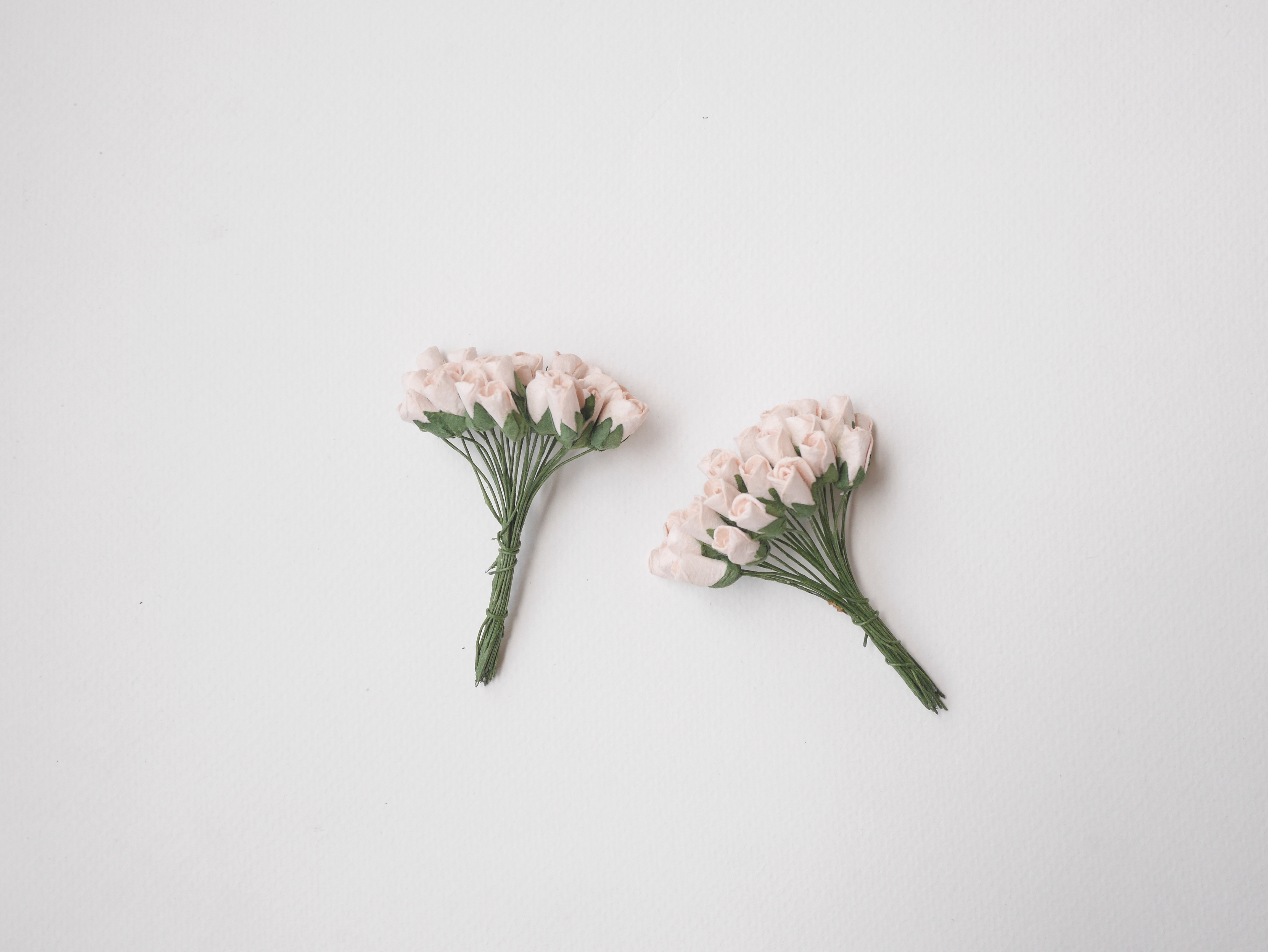 ดอกไม้กระดาษสา ดอกไม้กระดาษสา จตุจักร งานประดิษฐ์ ดอกไม้ทำข้อมือเพื่อนเจ้าสาว แต่งงาน, ดอกกุหลาบตูม 50 ดอก สีชมพูพีชอ่อน ขนาด 0.8x1.5 cm. paper flowers, budding roses flower 0.8 x1.5 cm. 50 pieces. pale pink peachcolor