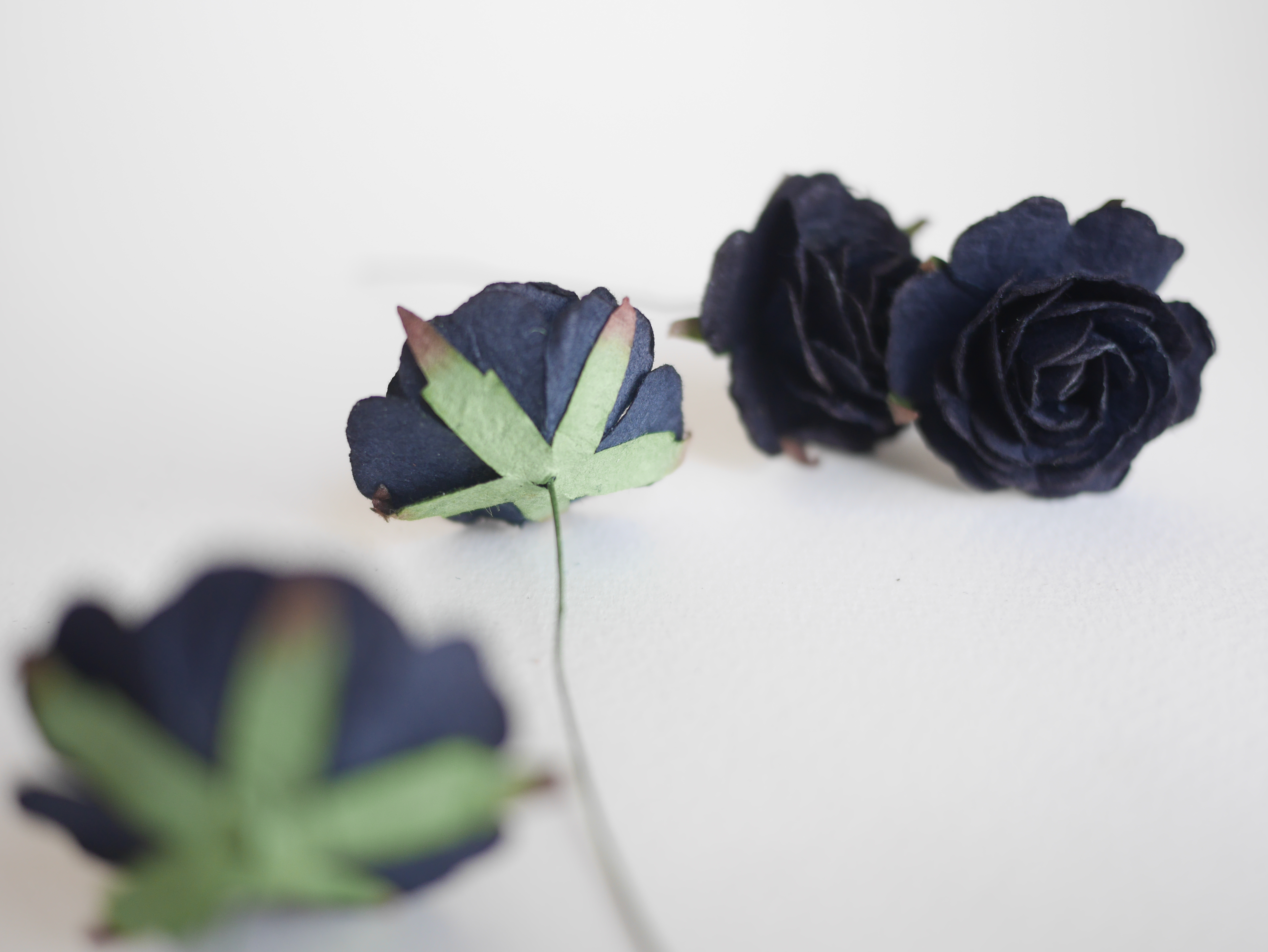 ดอกไม้กระดาษสา ราคาส่ง, ดอกกุหลาบกระดาษสา ดอกไม้ประดิษฐ์ สำหรับตกแต่ง แทนดอกไม้จันทน์ สีดำ ขนาด 3.5 cm. จำนวน 25 ดอก Paper flowers, handmade flowers, small roses paper size 3.5 cm. 25 pieces, black color.