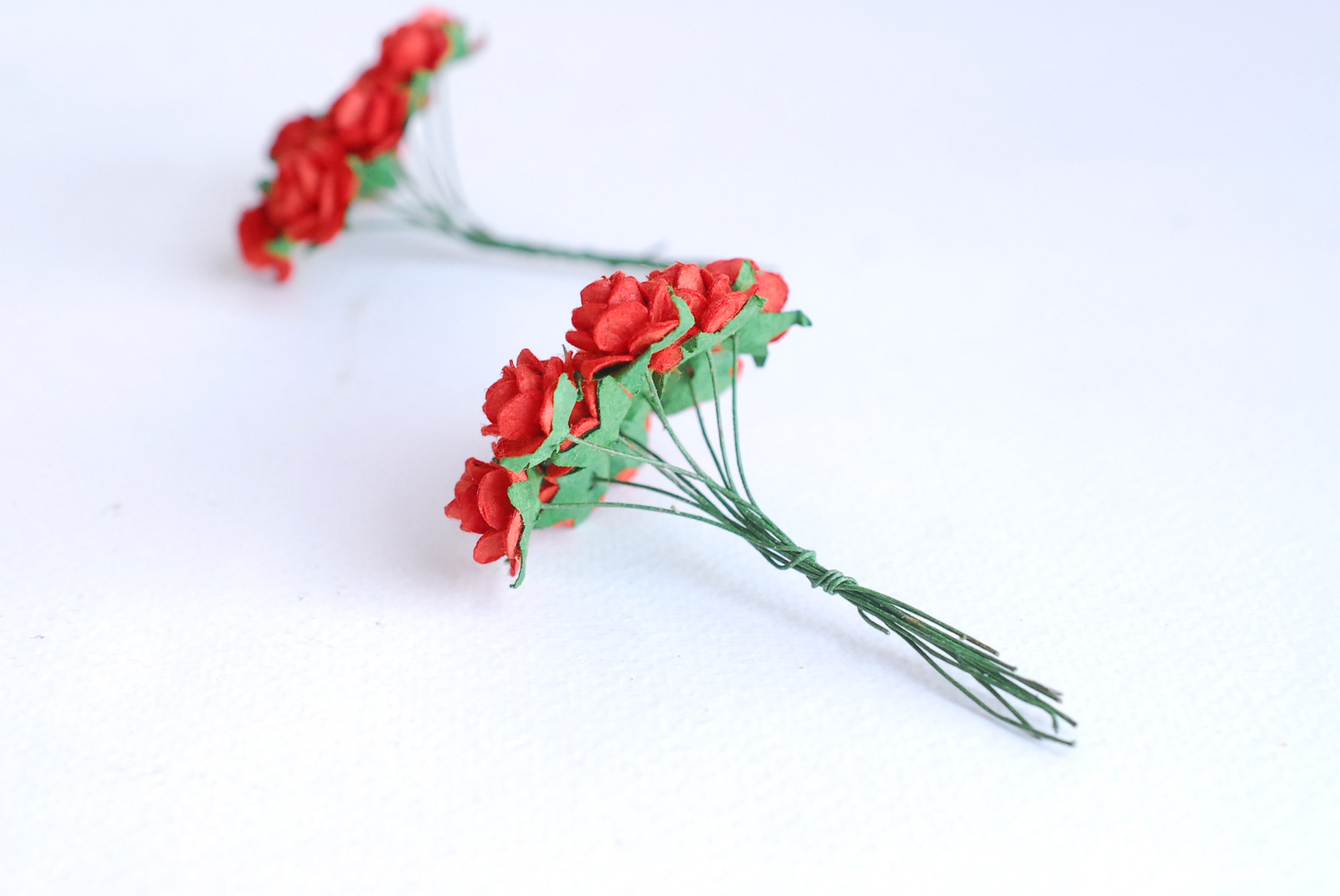 ดอกไม้กุหลาบกระดาษ ดอกกุหลาบจิ๋ว ดอกไม้กระดาษสา ขายส่ง, ดอกกุหลาบกระดาษสา สำหรับประดับ ตกแต่งของชำร่วย, งานแต่งงาน ขนาด 1.5 cm. จำนวน 100 ดอก สีแดง