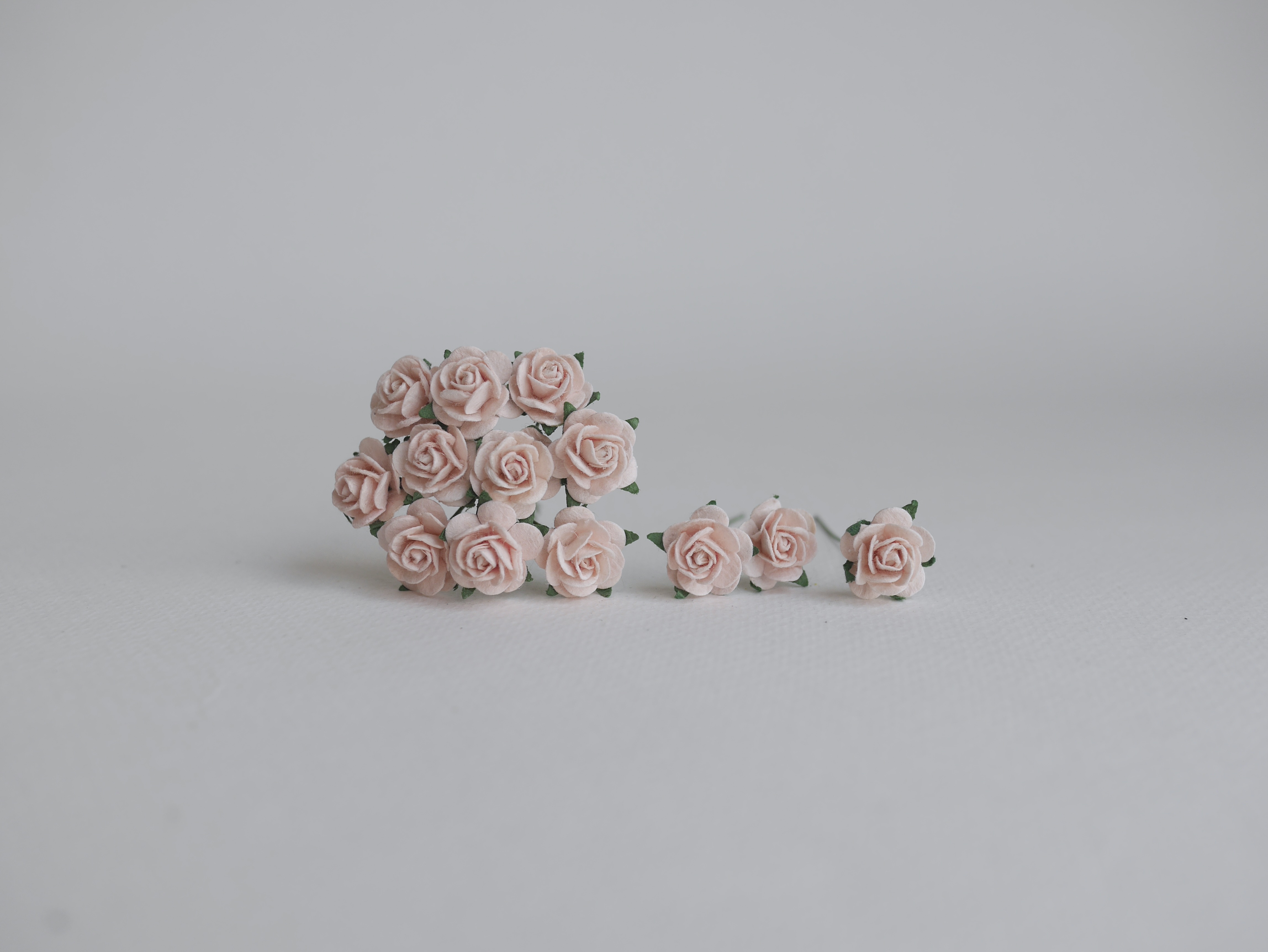 ดอกไม้กุหลาบกระดาษ ดอกไม้กระดาษสา, ดอกกุหลาบจิ๋ว, ดอกไม้กระดาษสาขายส่ง สีชมพูพีชอ่อนขนาด 1.5 cm. จำนวน 100 ดอก Paper Flowers size 1.5 cm., mini roses pale peach pink color, 100 pcs.