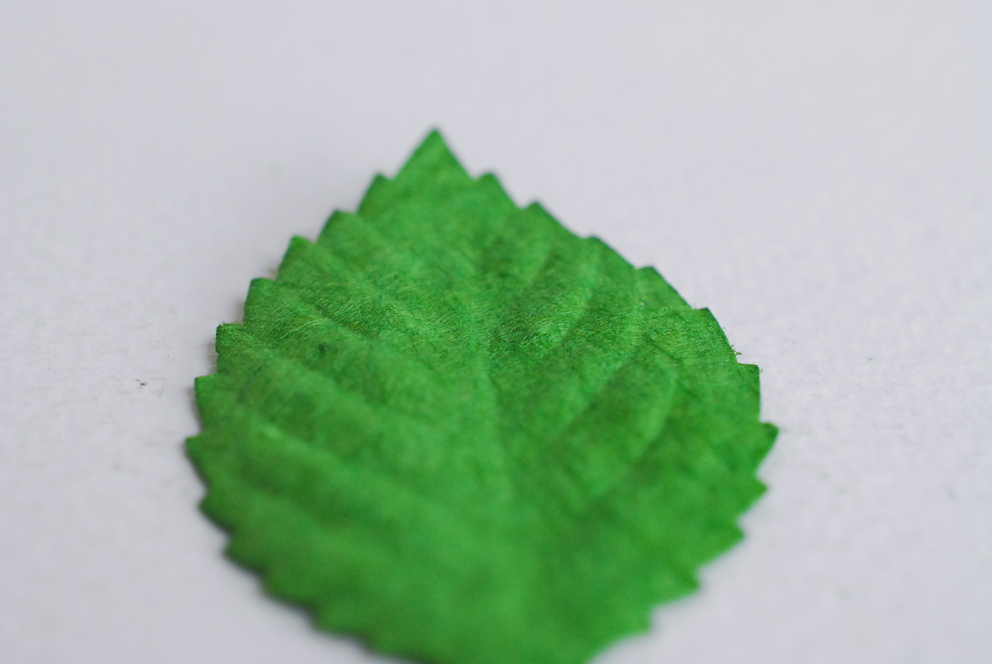 ใบไม้กระดาษ ใบไม้กระดาษสา ราคาส่ง,ใบไม่้กุหลาบกระดาษ สำหรับดอกกุหลาบกระดาษสา ใบไม้ประดิษฐ์ สำหรับตกแต่ง หรืองานแต่งงาน สีเขียว ขนาด 4.5x2.5 cm. จำนวน 50 ใบ