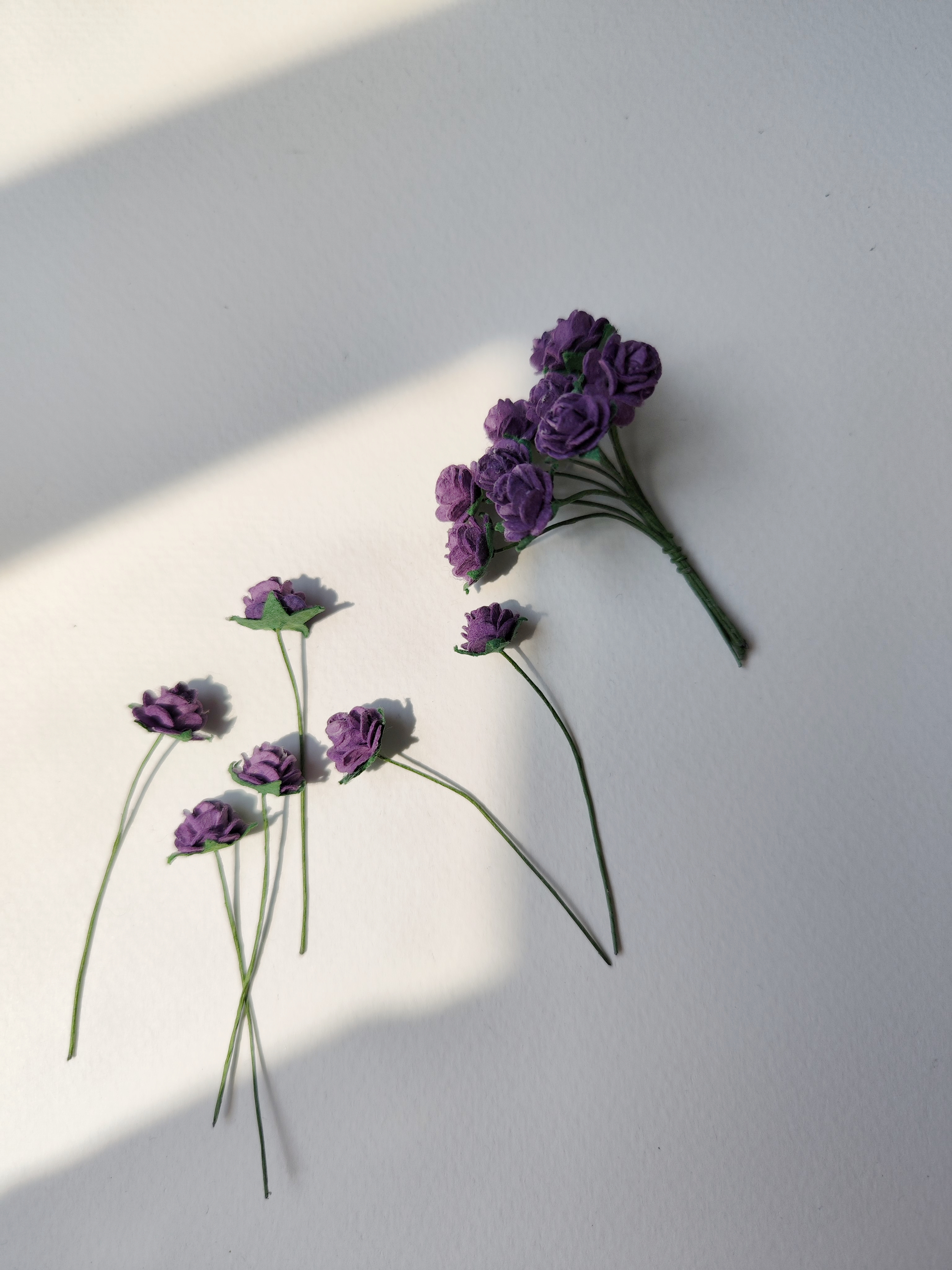 ดอกไม้กระดาษสาสำหรับตกแต่ง ของชำร่วย ดอกกุหลาบจิ๋วกระดาษสา สีม่วงเข้ม ขนาด 1 cm. จำนวน 100 ดอก/1 ถุง