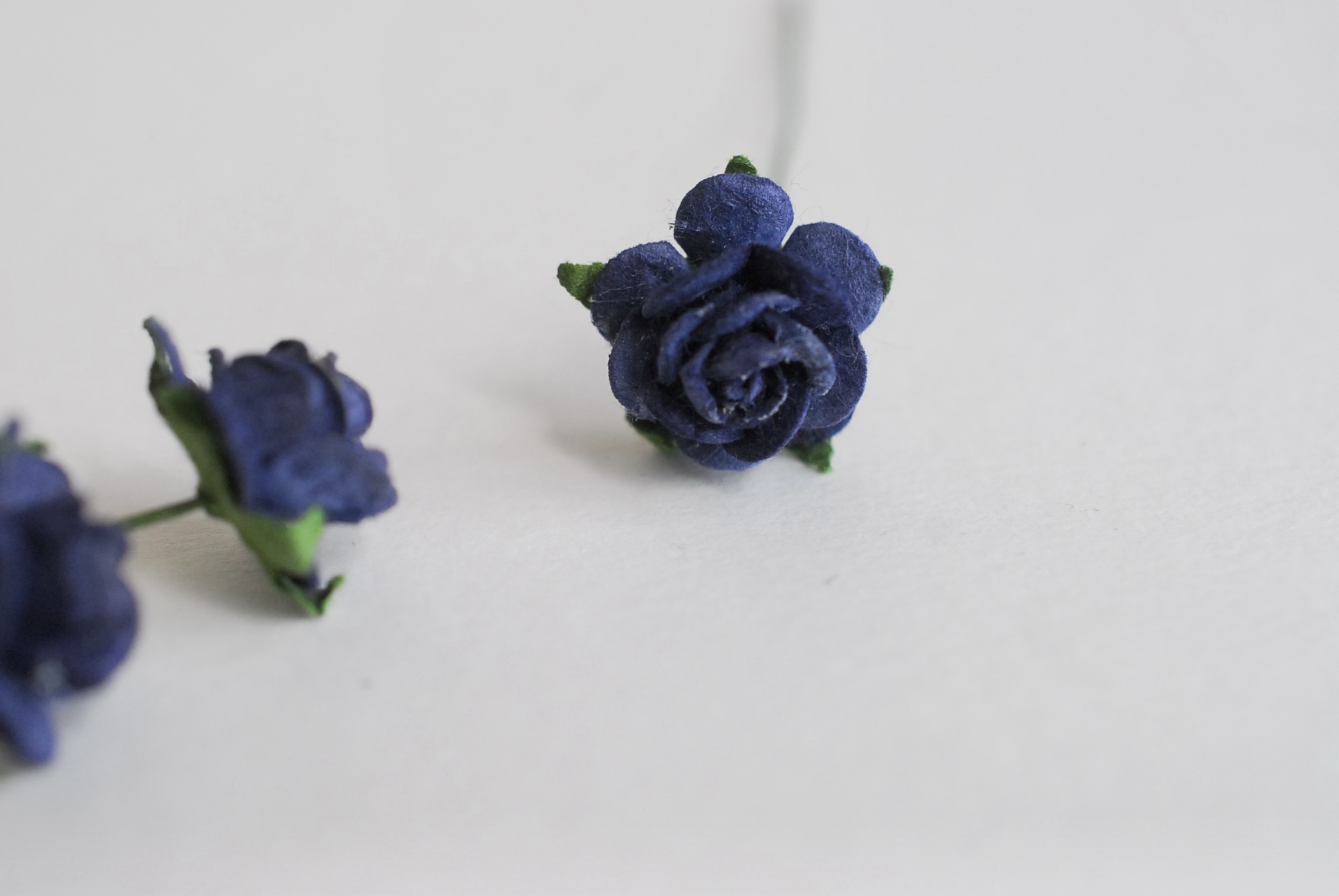 ดอกไม้กุหลาบกระดาษ ดอกไม้กระดาษสา, ดอกกุหลาบจิ๋ว, ดอกไม้กระดาษสาขายส่ง สีน้ำเงินเข้ม ขนาด 1.5 cm. จำนวน 100 ดอก Paper Flowers size 1.5 cm., mini roses passion blue color.
