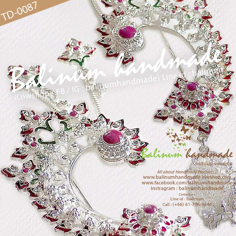 เครื่องประดับหู (จรหู, จอนหู) เป็นต่างหูหนีบสีเงิน ด้านหลังเป็นก้านยาว สามารถเกี่ยวเสียบหูได้ ประดับเพชร (สีขาว-แดง) สะท้อนเล่นไฟระยิบระยับ งานลงยาแฮนด์เมด (สีเขียว-แดง) ดูหรูหราและสวยงามมากค่ะ เงิน (Silver)