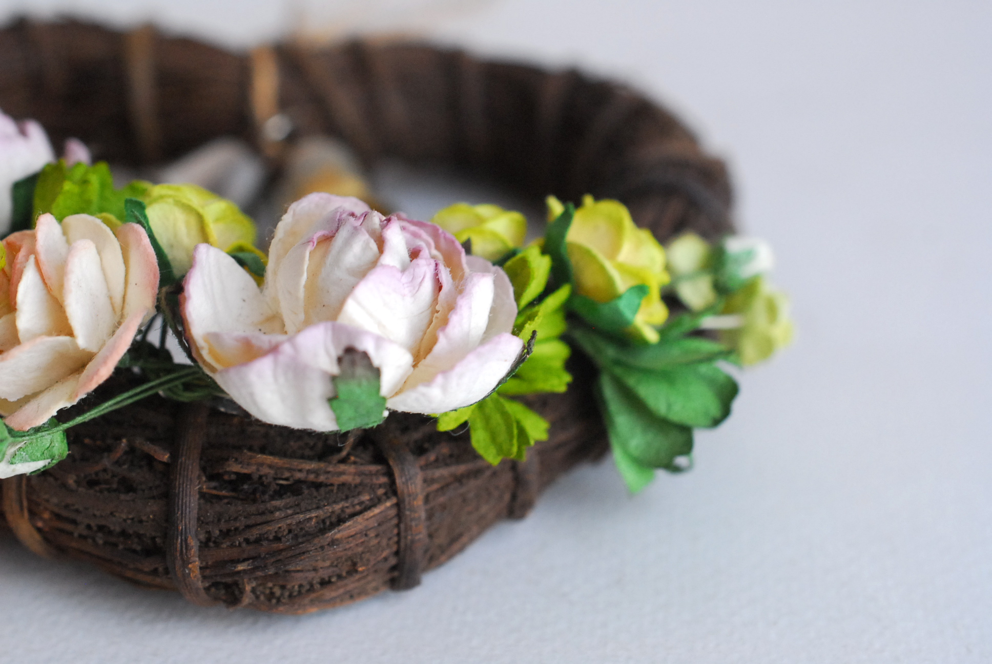 พวงหรีดดอกไม้กระดาษสำหรับตกแต่ง แขวนหน้าต่าง หรือ ตกแต่งห้องรับแขก รูปหัวใจ ดอกไม้กระดาษสาสีเขียว ในช่วงเวลา x'mas หรือ autumn