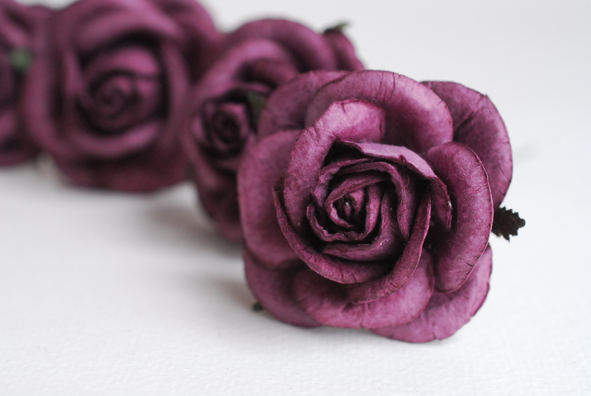 ดอกไม้กระดาษสา ราคาส่ง, ดอกกุหลาบกระดาษสา ดอกไม้ประดิษฐ์ ตกแต่งงานแต่งงาน ขนา่ด 4.5 cm., สำหรับของชำร่วย, งานแต่งงาน, ดอกไม้ทำข้อมือเจ้าสาว Paper flower,20 Pieces mulberry rose, 4.5 cm. dark purple color.