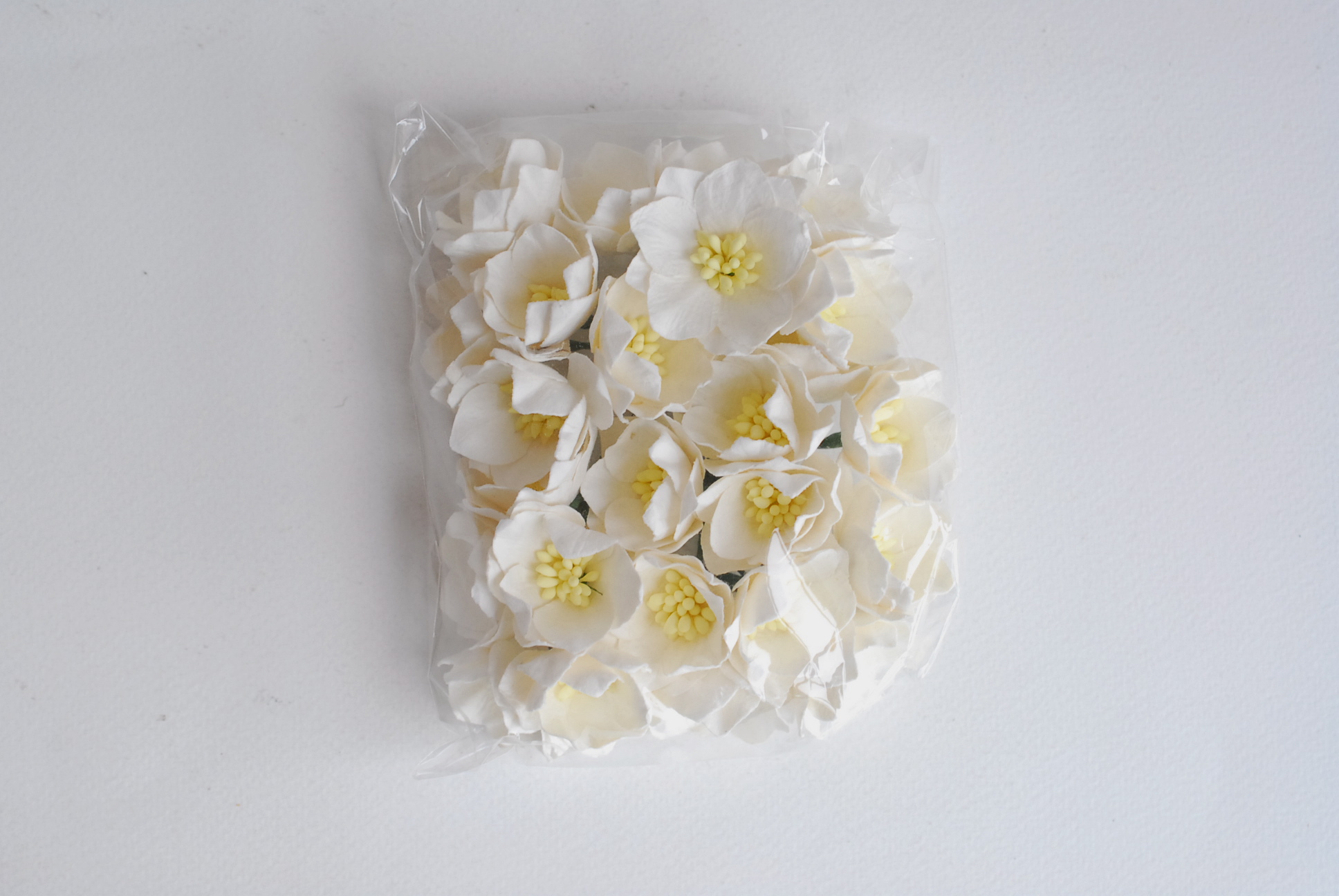 ดอกไม้กระดาษสา ดอกโลตัสอินโดนิเซียกระดาษ ดอกไม้กระดาษสาราคาส่ง ดอกไม้กระดาษสำหรับตกแต่งของชำร่วย งานแต่งงาน ทำช่อดอกไม้ติดอกเจ้าบ่าว ข้อมือดอกไม้เจ้าสาว ขนาด3.5 cm. 25 ดอก สีออฟไวท์ Paper flowers supplies: DIY wedding tools Big Cherry blossom