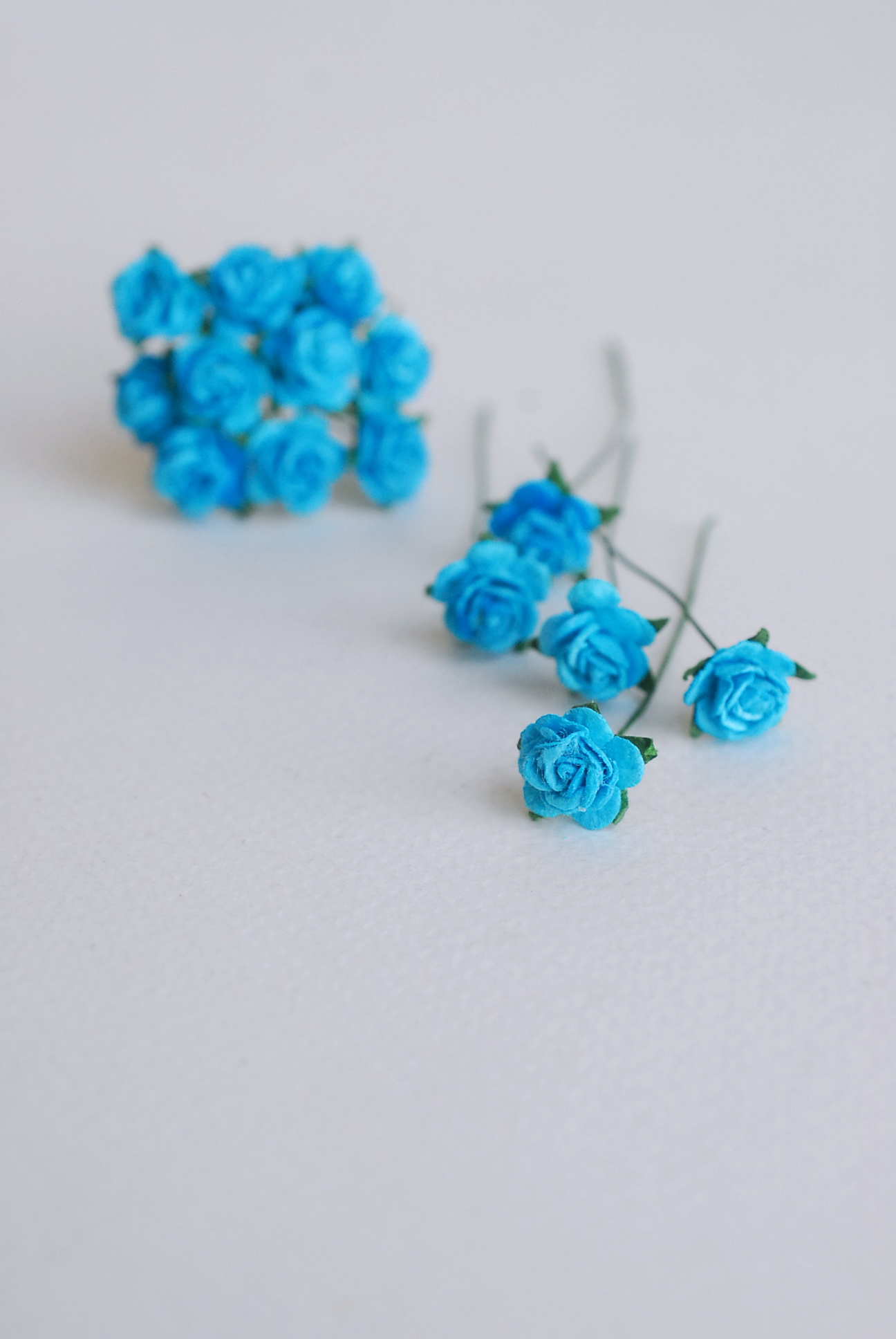 ดอกไม้กระดาษสาสำหรับตกแต่ง ของชำร่วย ดอกกุหลาบ ดอกกุหลาบสีแดง กระดาษสา สีฟ้าน้ำทะเลขนาด 1 cm. จำนวน 100 ดอก/1 ถุง