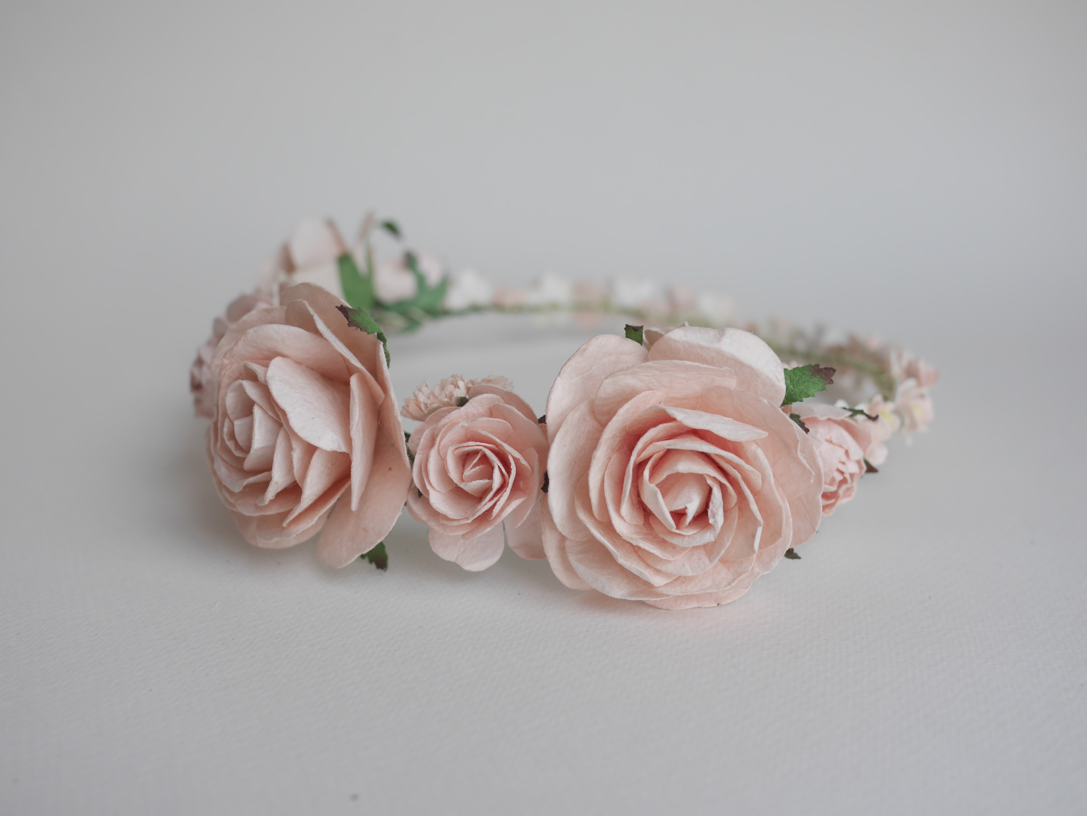 มงกุฎดอกไม้กระดาษ งานแต่งงาน งานรับปริญญา ดอกไม้ประดิษฐ์ งานประดิษฐ์ DIY โทนสีชมพูพีช ดอกกุหลาบกระดาษสา และดอกไม้กระดาษสาขนาดเล็ก Handmade corsages 1 ชิ้น DIY corsage yellow-pastel pink brown tone, big rose flowers 1 piece.