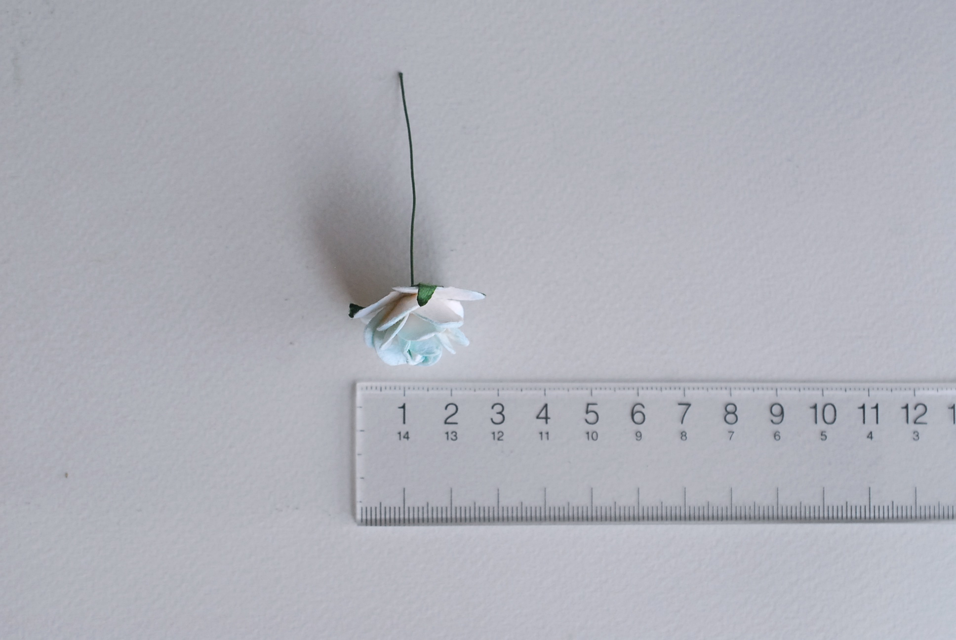 ดอกไม้กระดาษสา ดอกกุหลาบกระดาษ ดอกไม้กุหลาบกระดาษ ราคาส่ง, ดอกกุหลาบกระดาษสา ดอกไม้ประดิษฐ์ สำหรับตกแต่ง หรืองานแต่งงาน สีฟ้าอ่อนปัดขาว ขนาด 2.5 cm. จำนวน 50 ดอก paper flowers supplies DIY wedding flowers, mini roses paper size 2.5 cm. soft blue sky brush