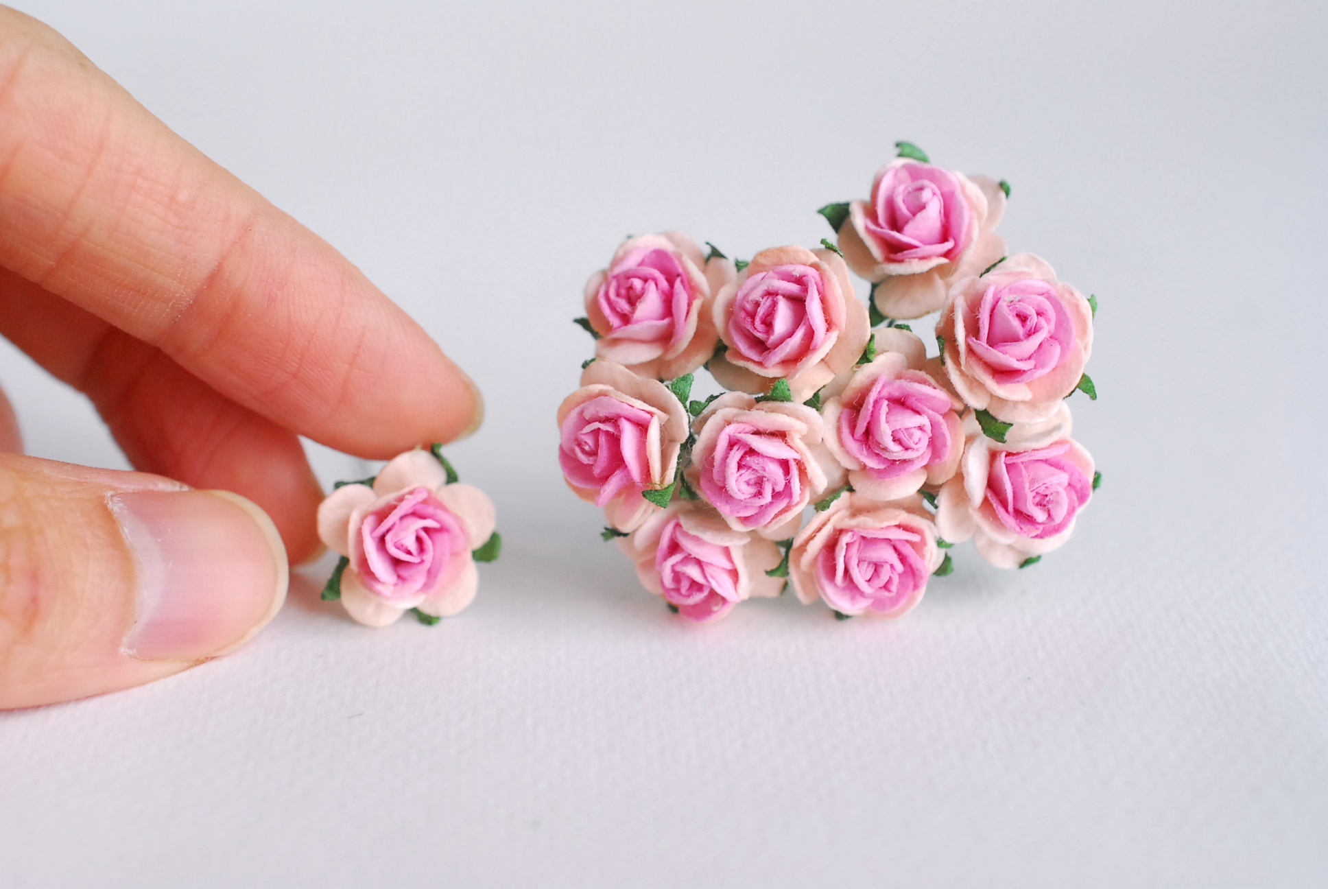 ดอกไม้กุหลาบกระดาษ ดอกไม้กระดาษสา, ดอกกุหลาบจิ๋ว, ดอกไม้กระดาษสาขายส่ง สีชมพู twotone ขนาด 1.5 cm. จำนวน 100 ดอก Paper Flowers size 1.5 cm., mini roses pink twotone color, 100 pcs.