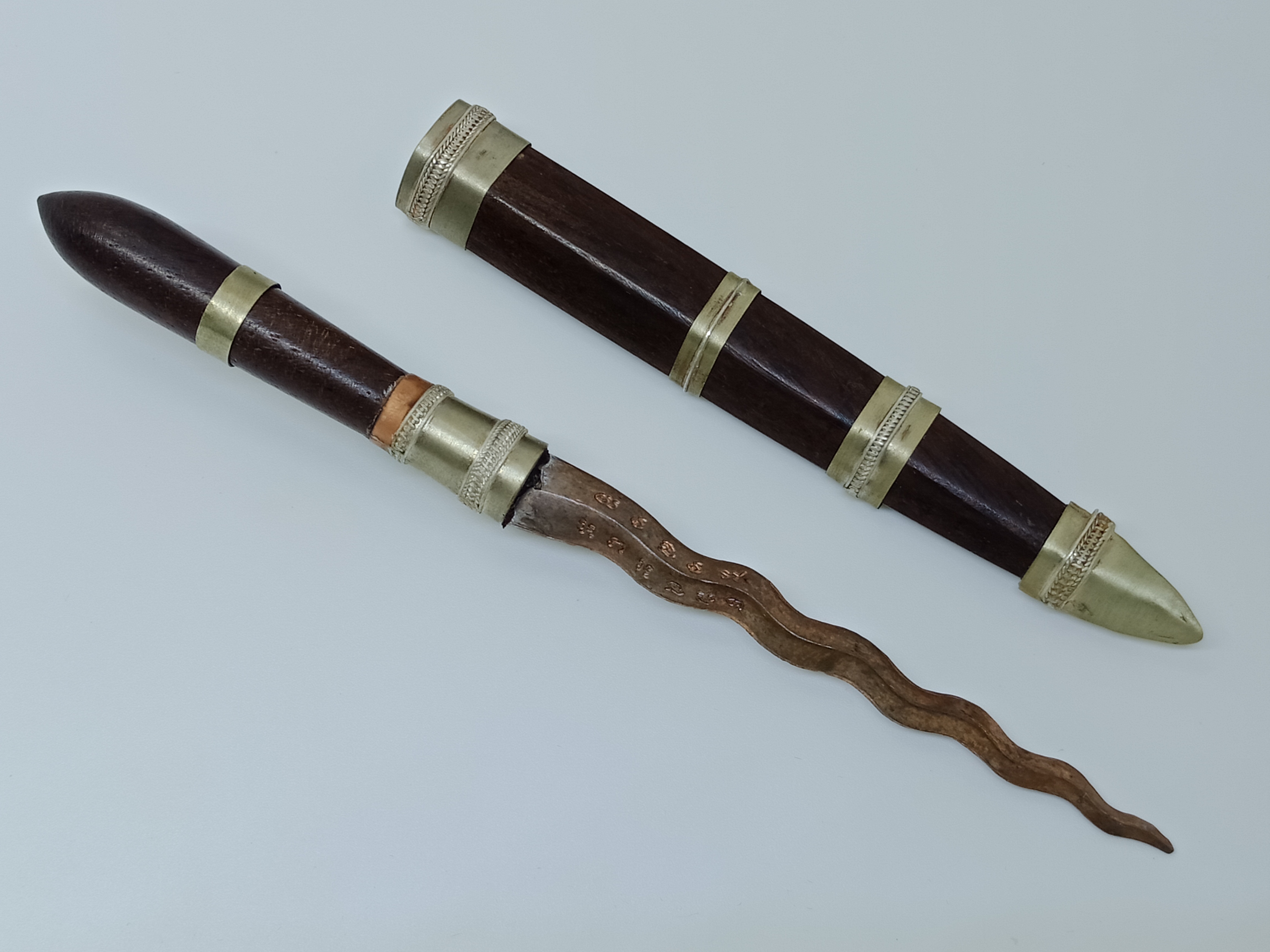 กริชพรหมคุณ ไม้มะขามฟ้าผ่า