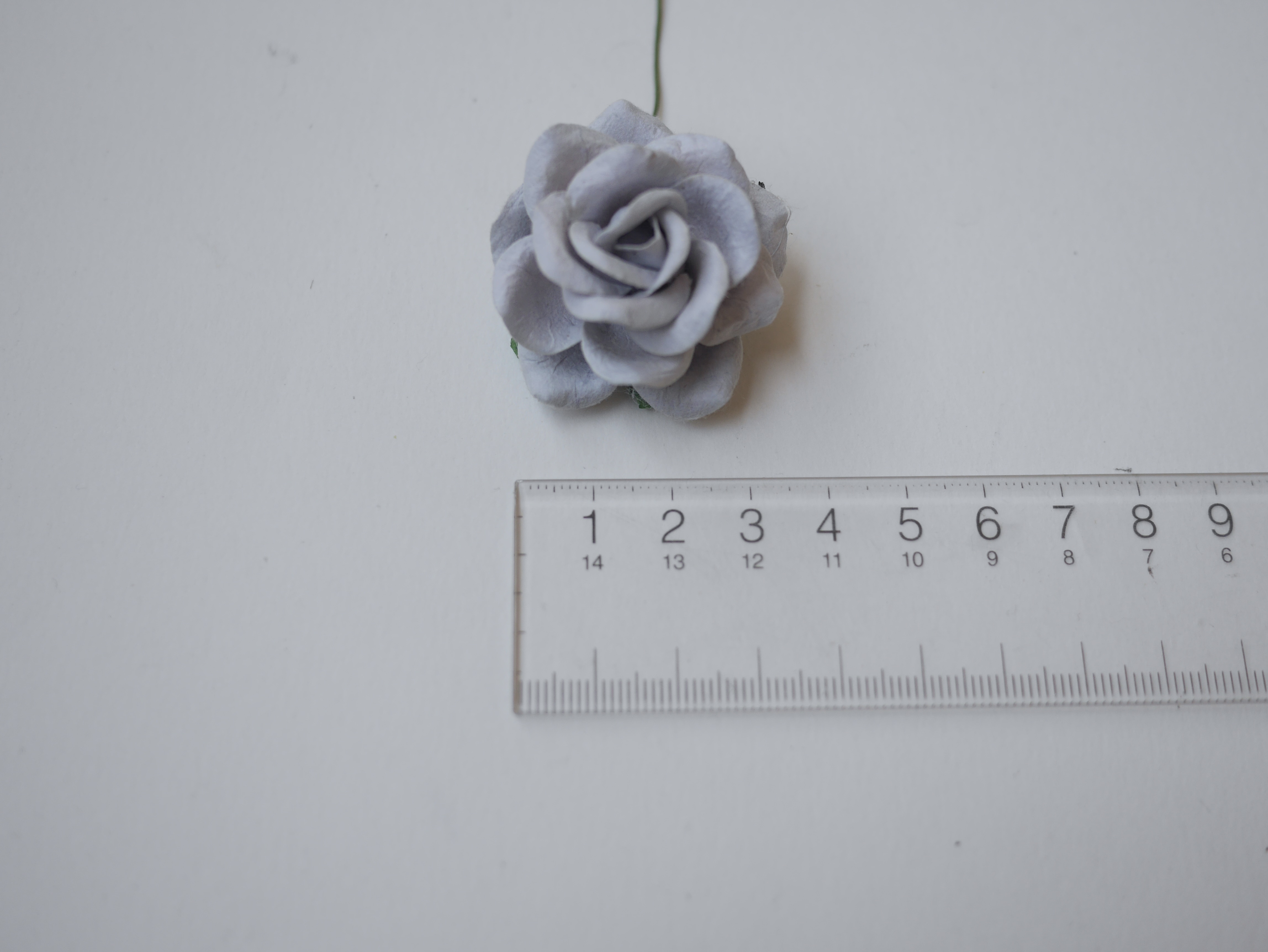 ดอกไม้กระดาษสา ดอกกุหลาบกระดาษสา ดอกไม้กุหลาบ กลีบโค้ง ดอกไม้ประดิษฐ์ สำหรับตกแต่ง หรืองานแต่งงาน สีเทาอ่อน ขนาด 3.5 cm. จำนวน 25 ดอก Paper flowers, handmade flowers, small roses paper size 3.5 cm. 25 pieces, pale gray color.