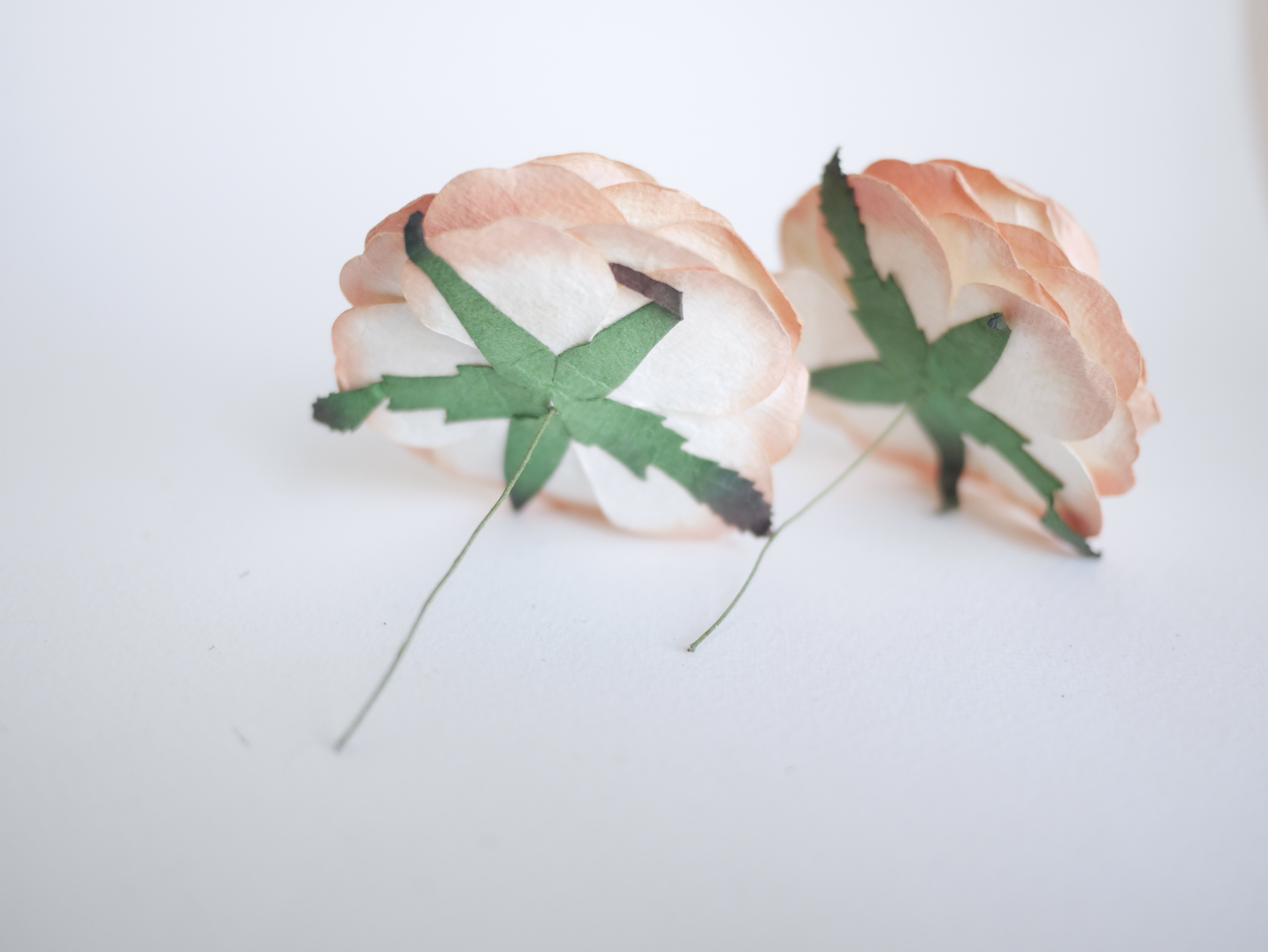 ดอกไม้กระดาษสา ดอกไม้กุหลาบกระดาษ ดอกกุหลาบกระดาษ ขนาด 6.5 cm.,จำนวน 5 ดอก, สำหรับของชำร่วย, งานแต่งงาน, สีพีชปัดขาว Paper flower,5 Pieces mulberry rose, 6.5 cm. peach brush white color