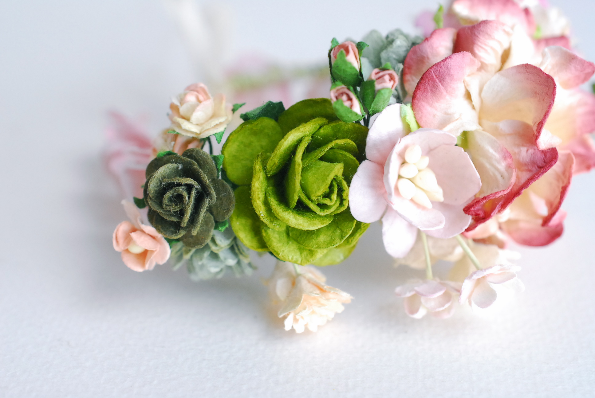 อมือเพื่อนเจ้าสาว งานแต่งงาน งานประดิษฐ์ DIY สีแดง burgandy ชมพู เขียว ivory ดอกกุหลาบกระดาษสา และดอกไม้กระดาษสาขนาดเล็ก Handmade corsages 1 ชิ้น