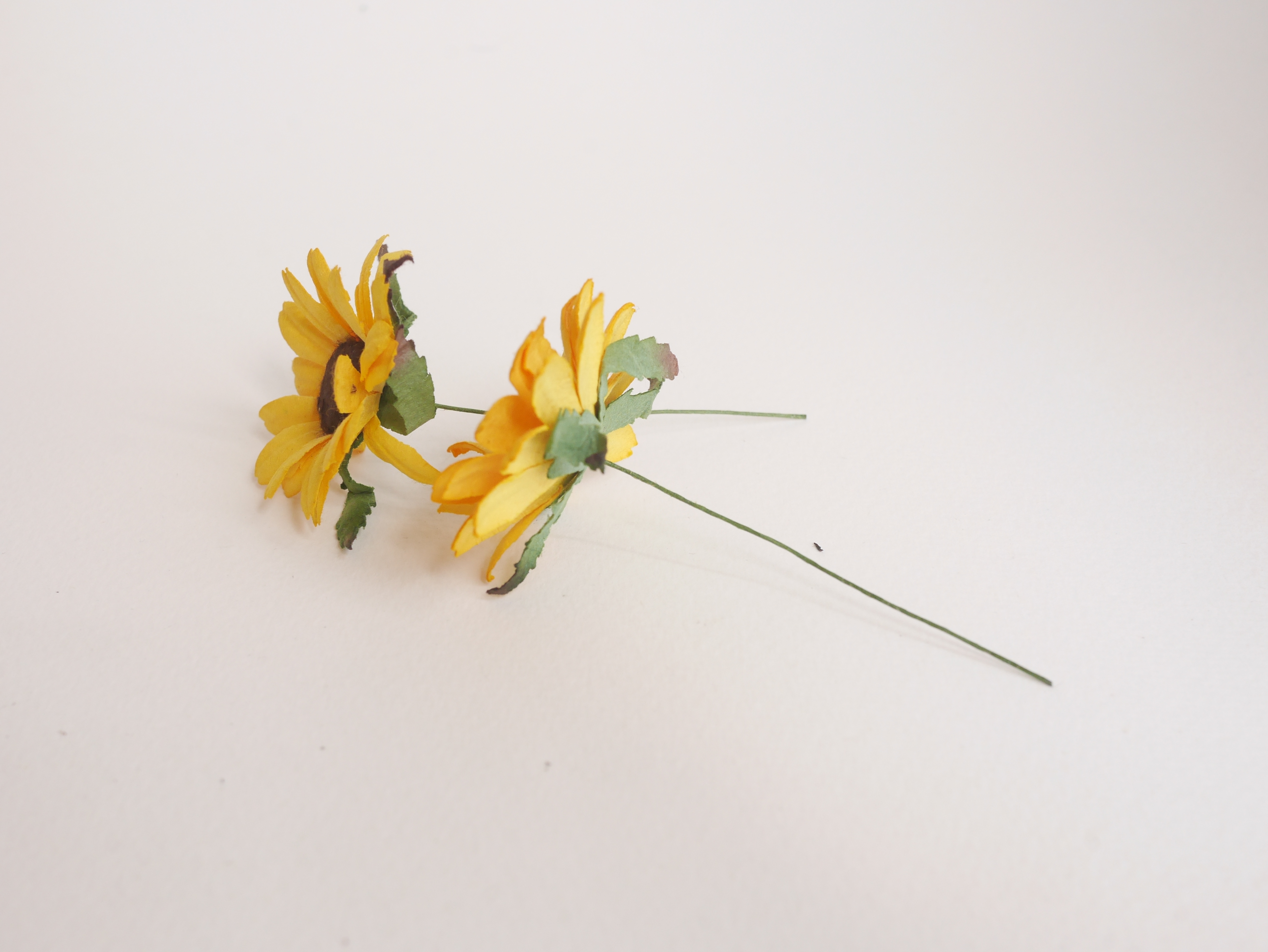 ดอกไม้กระดาษสา ดอกไม้ประดิษฐ์จากกระดาษสา ดอกเดซี่ เกสรสีทอง ดอกไม้กระดาษสาขายส่ง ดอกไม้ประดิษฐ์ ดอกไม้ทำข้อมือเพื่อนเจ้าสาว ดอก daisy ขนาด 3.5 cm. จำนวน 25 ดอก สีเหลือง Paper Flower, 25 Daisy Flowers, yellow color, size 3.5 cm., brown pollen.