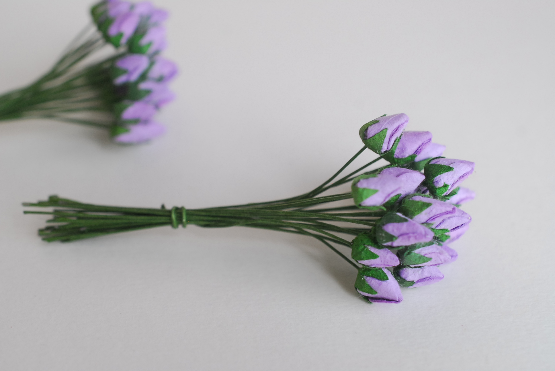 ดอกไม้กระดาษสา ดอกไม้กระดาษสา จตุจักร งานประดิษฐ์ ดอกไม้ทำข้อมือเพื่อนเจ้าสาว แต่งงาน, ดอกกุหลาบตูมปลายแหลม 0.8x 0.6 cm. 50 ดอก สีม่วง paper flowers, budding roses flower 0.8x0.6 cm. 50 pieces purple color.