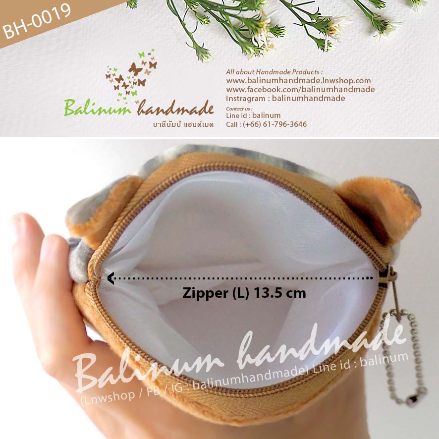 กระเป๋ารูปแมว 3D งานแฮนด์เมด เป็นแบบขนทั้งใบ น่ารักมากค่ะ ด้านในบุผ้าซับในสีขาว รูดซิปเปิดปิดใช้งานง่าย สามารถใส่เงิน เหรียญ แบงค์ กุญแจ นามบัตร และของใช้อเนกประสงค์ต่างๆ ได้ตามอัธยาศัยค่ะ น้ำตาล (Brown)