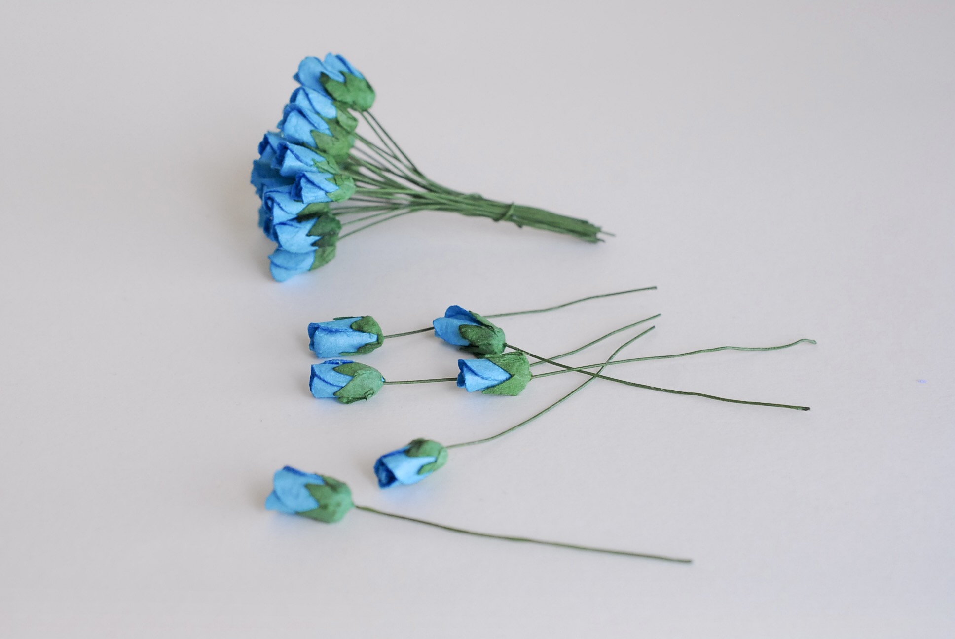 ดอกไม้กระดาษสา ดอกไม้กระดาษสา จตุจักร งานประดิษฐ์ ดอกไม้ทำข้อมือเพื่อนเจ้าสาว แต่งงาน, ดอกกุหลาบตูม 50 ดอก สีฟ้าน้ำทะเล ขนาด 0.8x1.5 cm. paper flowers, budding roses flower 0.8 x1.5 cm. 50 pieces. azure color