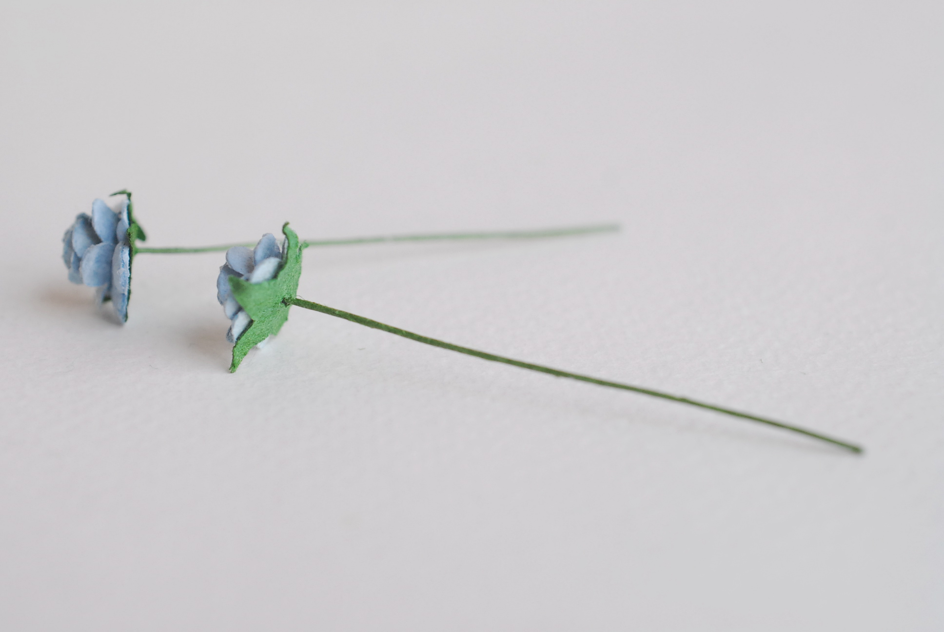 ดอกไม้กระดาษสาสำหรับตกแต่ง ของชำร่วย ดอกกุหลาบ กระดาษสา สีฟ้าตุ่น ขนาด 1 cm. จำนวน 100 ดอก/1 ถุง