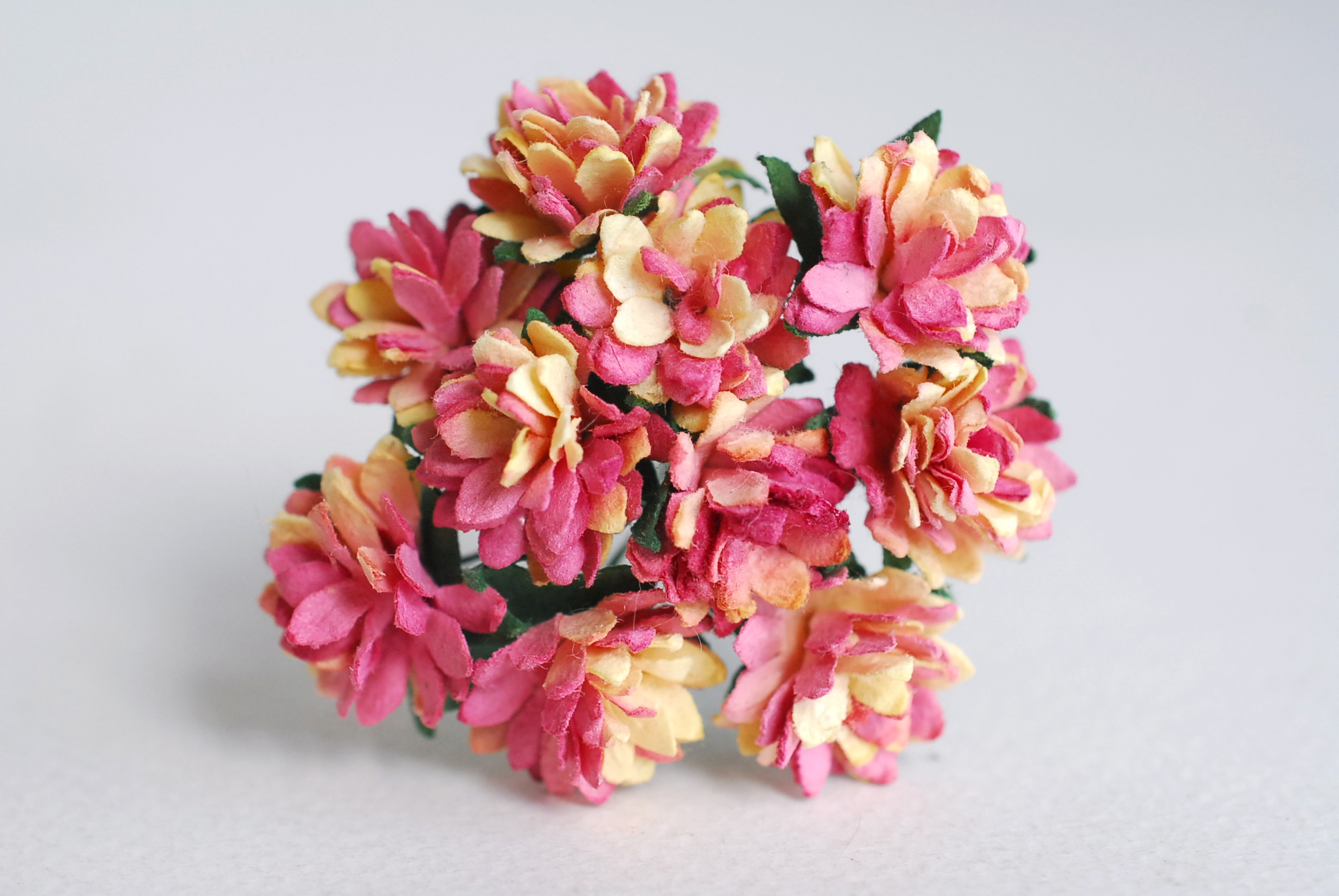 ดอกไม้ประดิษฐ์, ดอกไม้กระดาษสา, ดอก gypsophila, ดอกยิปโซ งานประดิษฐ์ตกแต่งของชำร่วย, ดอกไาด 1.5 cm ดอกไม้ทำพานพุ่ม,พานพวงมาลัย, พานรับไหว้, ขันหมาก. สีบานเย็นปัดเหลือง