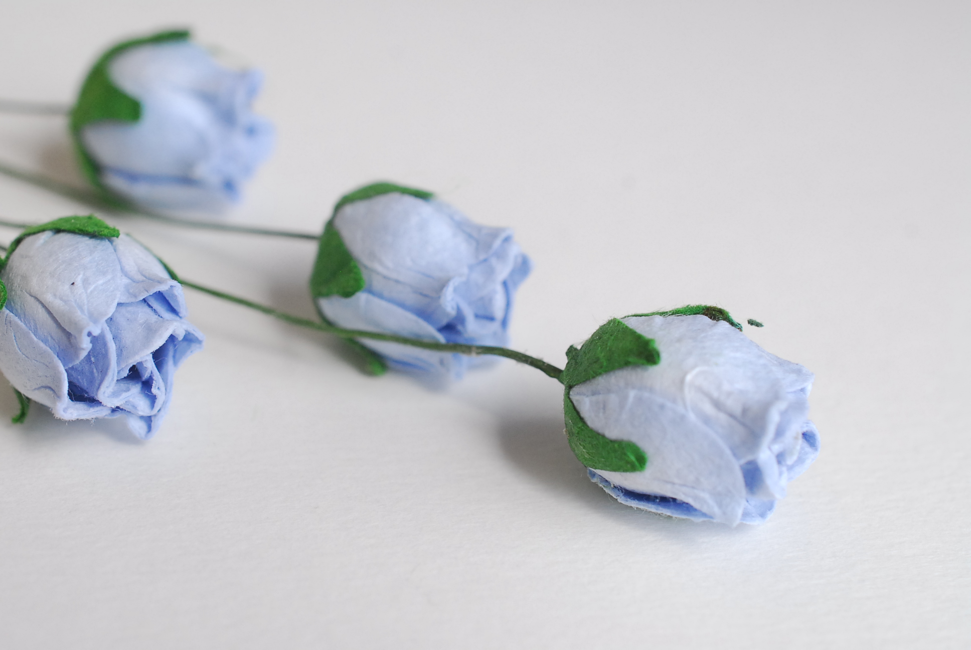 ดอกไม้กระดาษสา ดอกไม้กระดาษสา จตุจักร งานประดิษฐ์ ดอกไม้ทำข้อมือเพื่อนเจ้าสาว แต่งงาน, ดอกกุหลาบตูม 50 ดอก สีน้ำเงินตุ่น ขนาด 1.5 x 1.5 cm. paper flowers, budding roses flower 1.5x1.5 cm. 50 pieces. pale blue color.