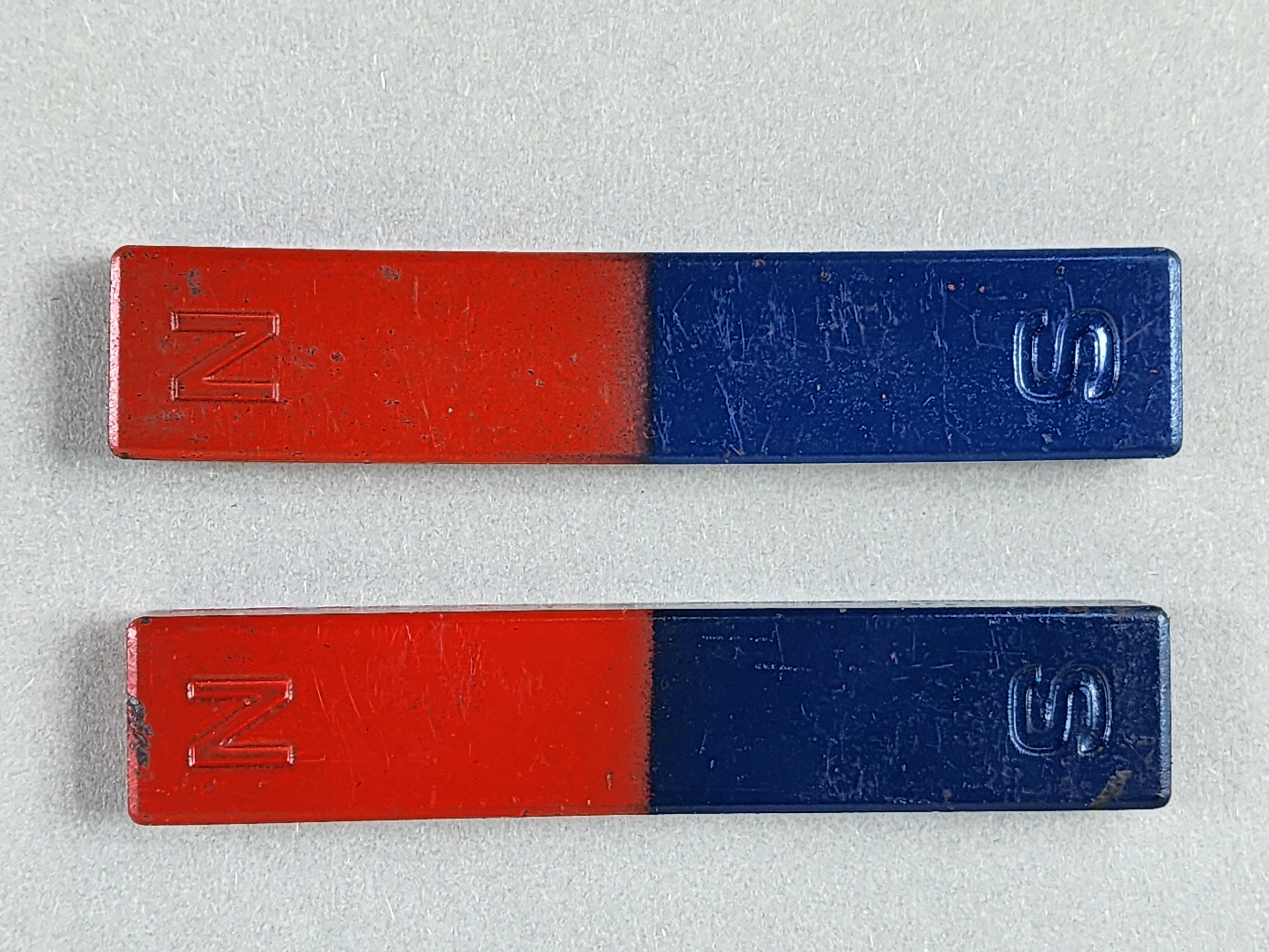 แท่งแม่เหล็ก 2 แท่ง