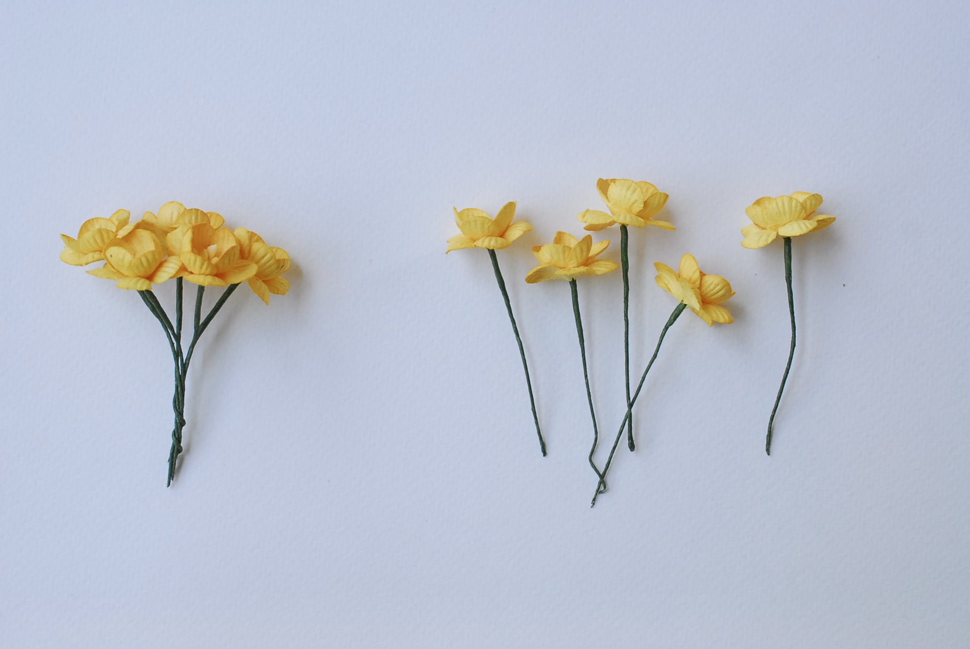 ดอกไม้กระดาษสา ดอกซากุระกระดาษ ขนาดเล็ก ดอกไม้กระดาษสาราคาส่ง ดอกไม้กระดาษสำหรับตกแต่งของชำร่วย งานแต่งงาน ทำช่อดอกไม้ติดอกเจ้าบ่าว ข้อมือดอกไม้เจ้าสาว ขนาด2.0 cm. 50 ดอก สีเหลืองกลาง Paper flowers supplies: DIY wedding tools small Cherry blossom (Sakura)