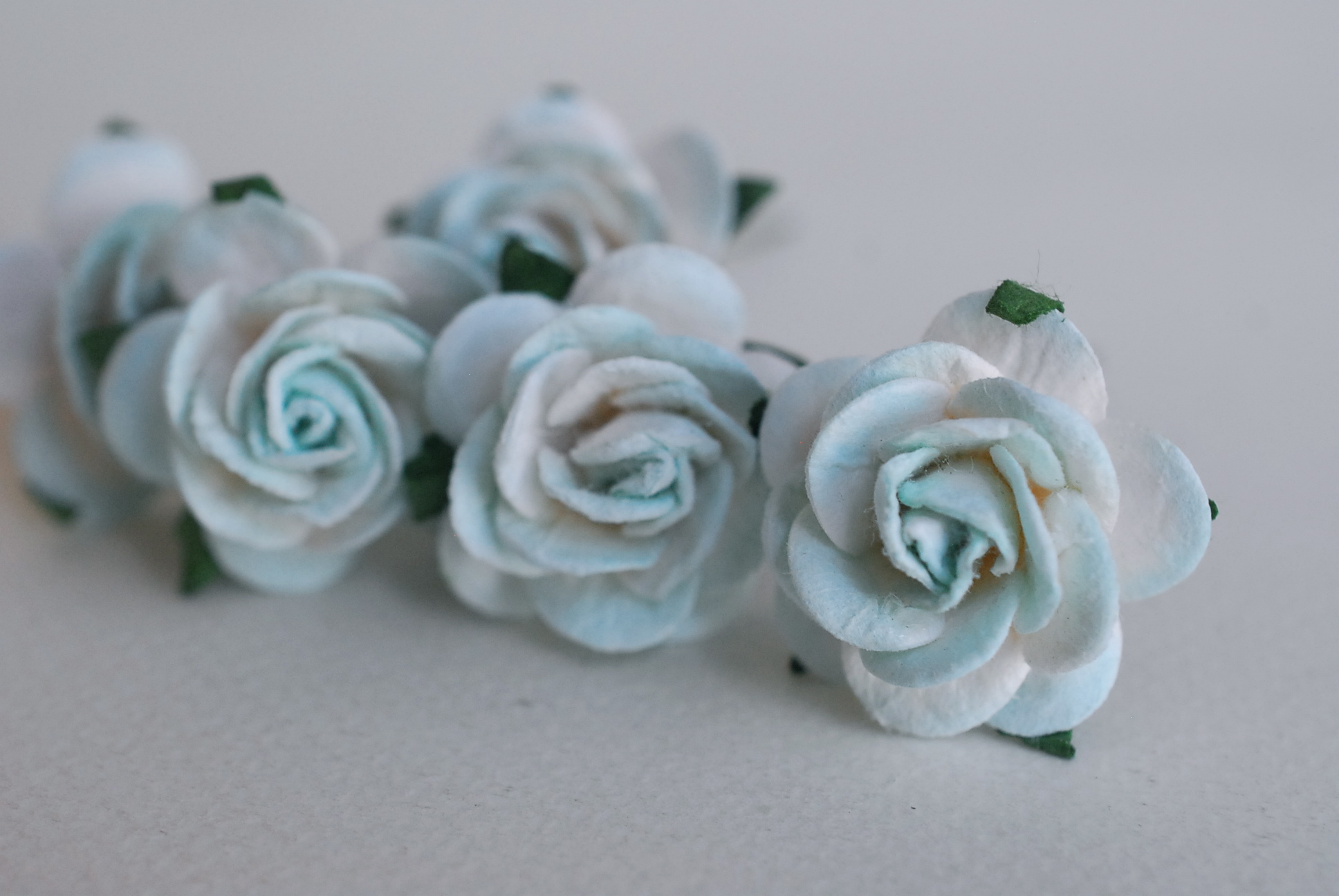 ดอกไม้กระดาษสา ดอกกุหลาบกระดาษ ดอกไม้กุหลาบกระดาษ ราคาส่ง, ดอกกุหลาบกระดาษสา ดอกไม้ประดิษฐ์ สำหรับตกแต่ง หรืองานแต่งงาน สีฟ้าอ่อนปัดขาว ขนาด 2.5 cm. จำนวน 50 ดอก paper flowers supplies DIY wedding flowers, mini roses paper size 2.5 cm. soft blue sky brush