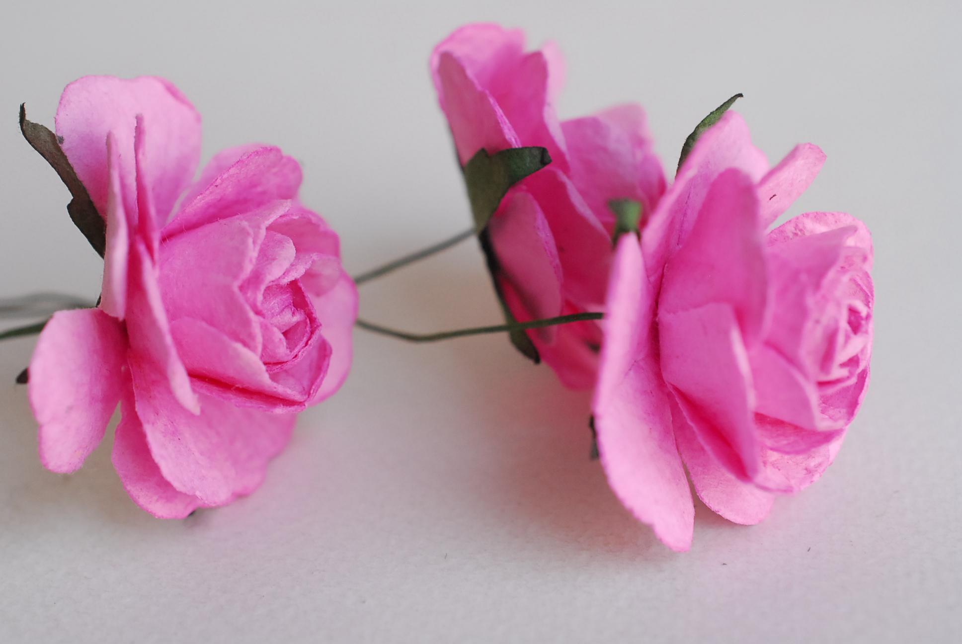 ดอกไม้กระดาษสา ดอกกุหลาบกระดาษสา ดอกไม้กุหลาบ ดอกไม้ประดิษฐ์ สำหรับตกแต่ง หรืองานแต่งงาน สีชมพูบานเย็น color code #119 ขนาด 3.5 cm. จำนวน 25 ดอก Paper flowers, handmade flowers, small roses paper size 3.5 cm. 25 pieces, pink magenta color.