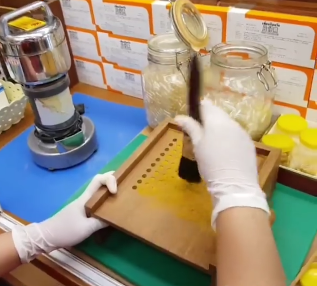 [ยกลัง 10 กล่อง] LPF55 ถุงมือยางธรรมชาติ สีขาวนวล แบบไม่มีแป้ง ยาว 9 นิ้ว หนา 4 มิล หนัก 5.5 กรัม แบรนด์ ดูราเซฟ