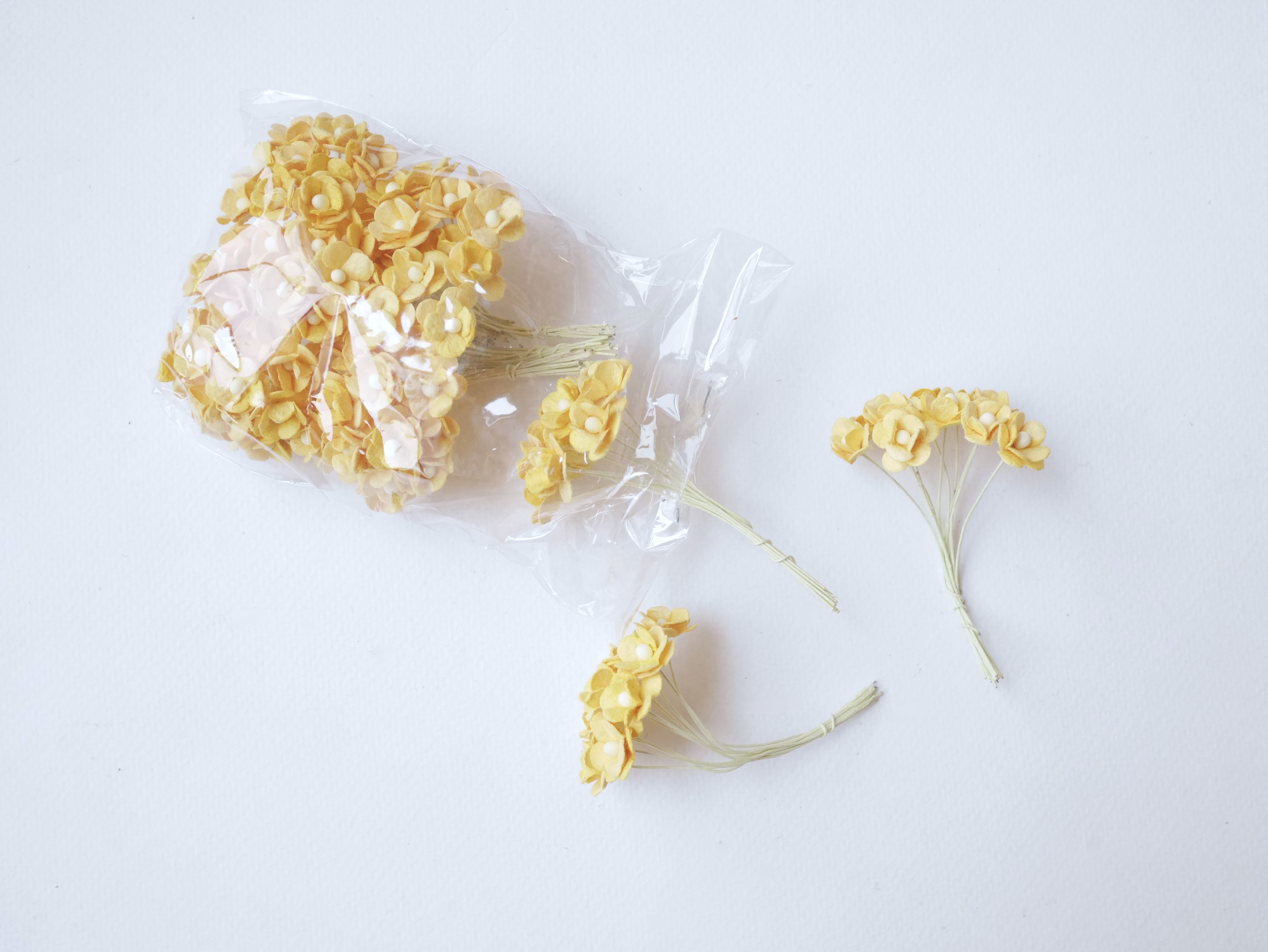 ดอกไม้กระดาษสา ราคาส่ง, ดอกไฮเดรนเยียกระดาษสา ดอกไม้ประดิษฐ์ ตกแต่งงานแต่งงาน ประดิษฐ์ข้อมือ เพื่อนเจ้าสาว ขนาด 1.5 cm., สำหรับของชำร่วย, งานแต่งงาน, ดอกไม้ทำข้อมือเจ้าสาว สีเหลืองกลาง จำนวน 100 ดอก Paper flower,100 Pieces mulberry hydenyia, yellow color