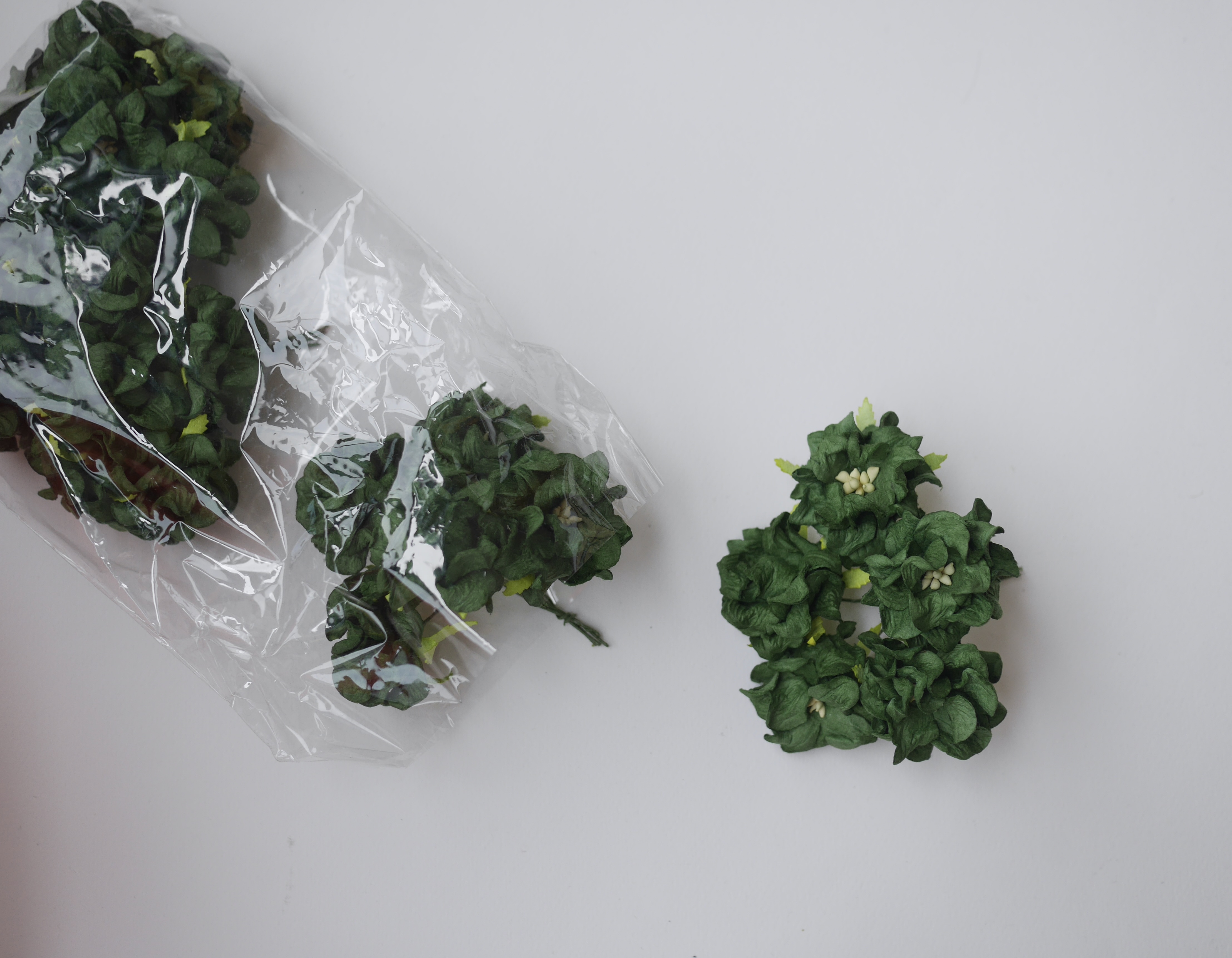 ดอกไม้กระดาษสา ราคาส่ง, ดอกการเดนเนียกระดาษสา ดอกไม้ประดิษฐ์ ตกแต่งงานแต่งงาน ประดิษฐ์ข้อมือเพื่อนเจ้าสาว ขนาด 3.5 cm., สำหรับของชำร่วย, งานแต่งงาน, ดอกไม้ทำข้อมือเจ้าสาว สีเขียวคริสมัส จำนวน 25 ดอก Paper flower,25 Pieces mulberry gardenia flowers supplie