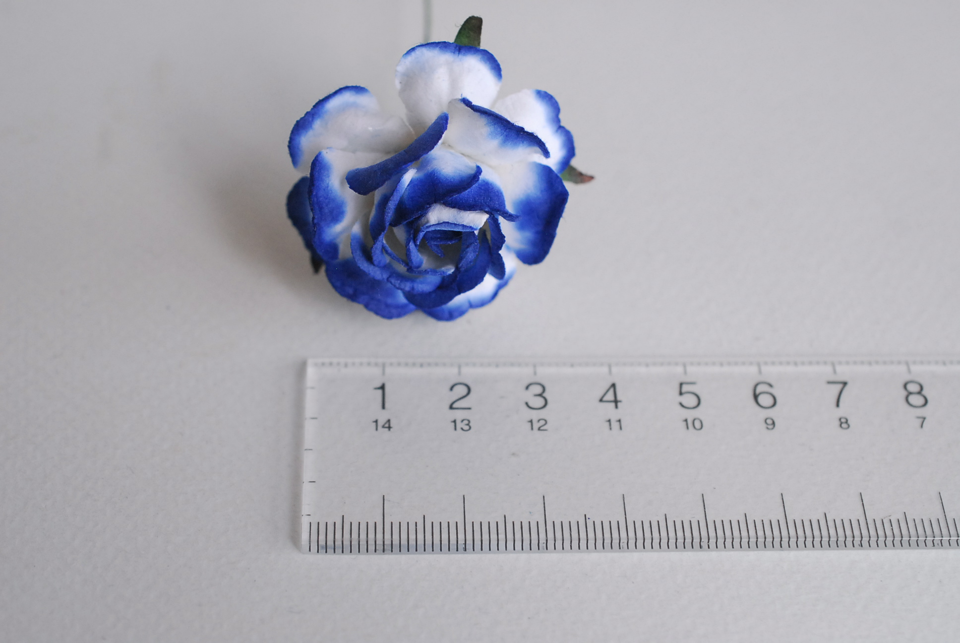 ดอกไม้กระดาษสา ดอกกุหลาบกระดาษสา ดอกไม้กุหลาบ ดอกไม้ประดิษฐ์ สำหรับตกแต่ง หรืองานแต่งงาน สีน้ำเงินเข้มปัดขาว ขนาด 3.5 cm. จำนวน 25 ดอก Paper flowers, handmade flowers, small roses paper size 3.5 cm. 25 pieces, nevy blue brush white color.