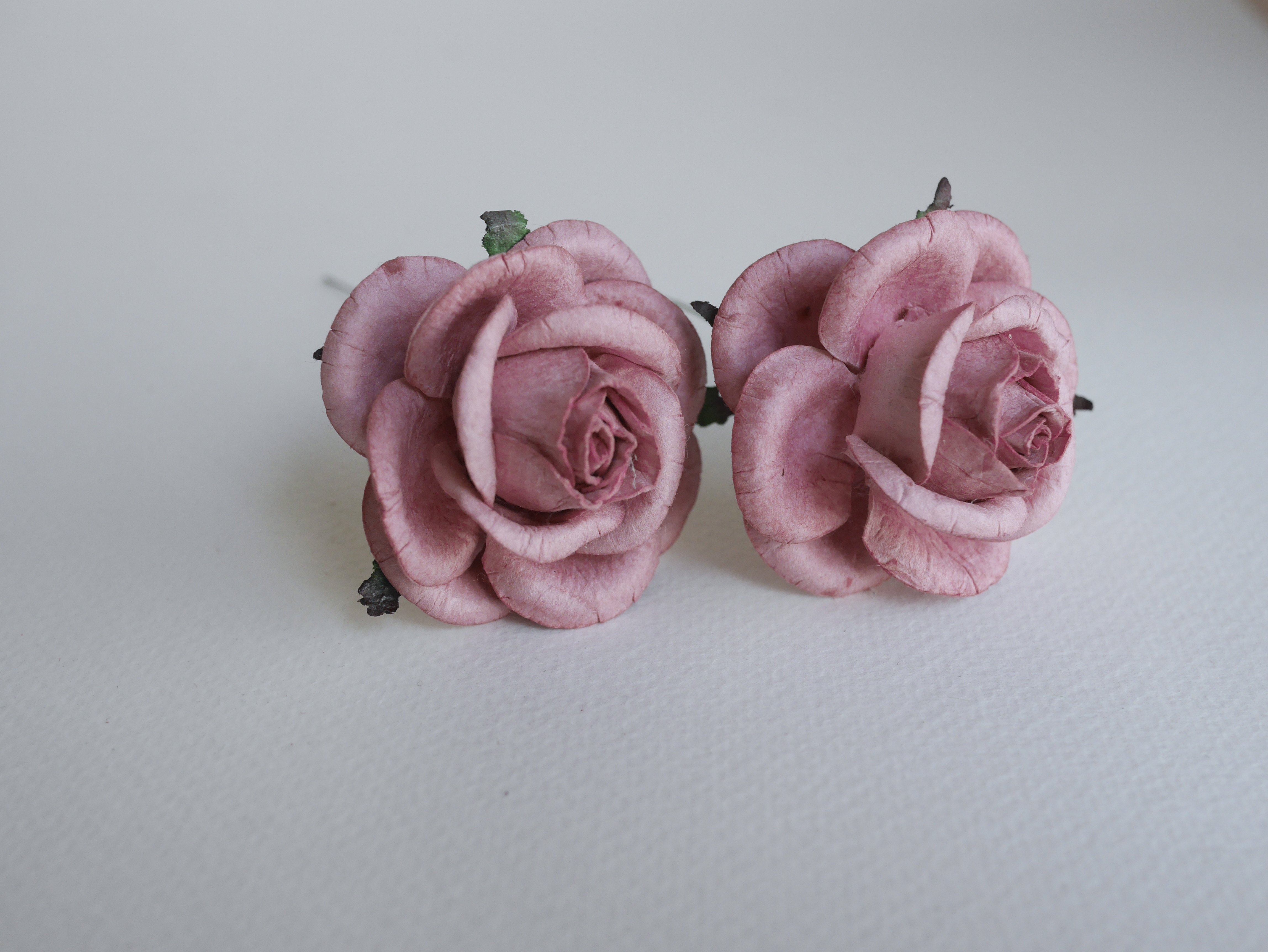 ดอกไม้กระดาษสา ราคาส่ง, ดอกกุหลาบกระดาษสา ดอกไม้ประดิษฐ์ ตกแต่งงานแต่งงาน ขนาด 4.5 cm., สำหรับของชำร่วย, งานแต่งงาน, ดอกไม้ทำข้อมือเจ้าสาว Paper flower,20 Pieces mulberry rose, 4.5 cm. สี115-1