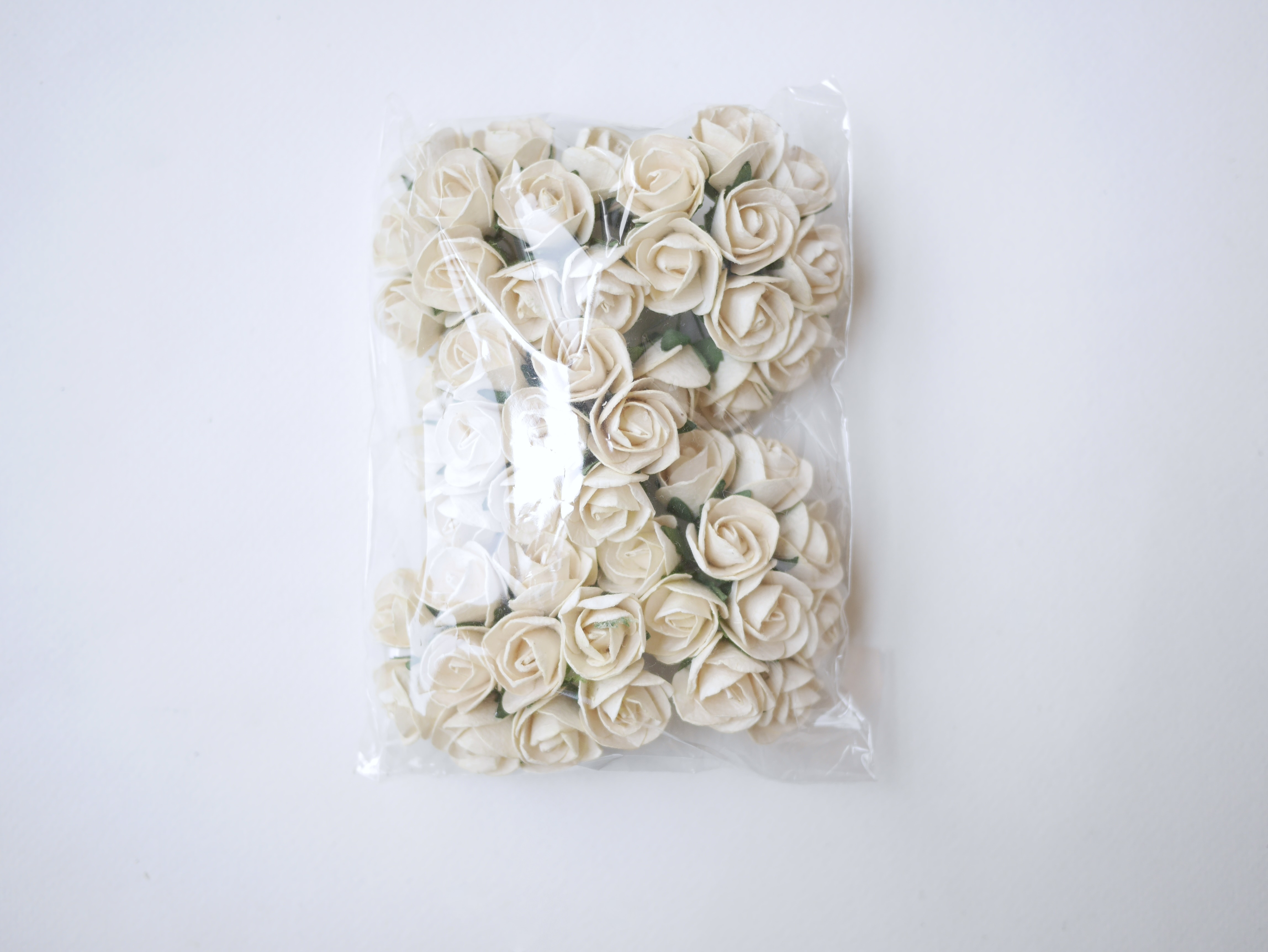 ดอกไม้กระดาษสา ดอกไม้กระดาษสา จตุจักร งานประดิษฐ์ ดอกไม้ทำข้อมือเพื่อนเจ้าสาว แต่งงาน, ดอกกุหลาบตูม 50 ดอก สีครีมอ่อน ขนาด 1.8x2.0 cm. paper flowers, budding roses flower 1.8 x2.0 cm. 50 pieces. pale ivory color