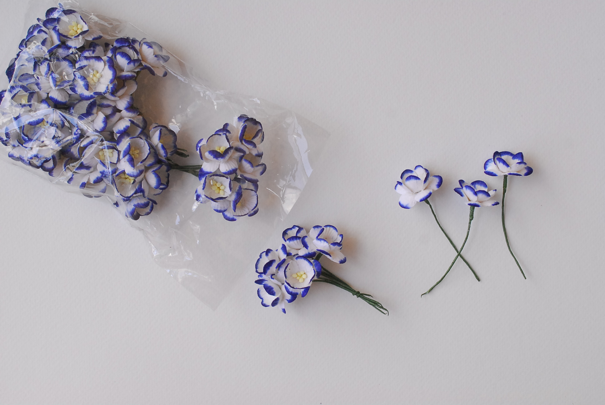 ดอกไม้กระดาษสา ดอกซากุระกระดาษ ดอกไม้กระดาษสาราคาส่ง ดอกไม้กระดาษสำหรับตกแต่งของชำร่วย งานแต่งงาน ทำช่อดอกไม้ติดอกเจ้าบ่าว ข้อมือดอกไม้เจ้าสาว ขนาด2.5 cm. 50 ดอก สีน้ำเงินกรมท่าปัดขาว Paper flowers supplies: DIY wedding tools Cherry blossom (Sakura) 50 pc