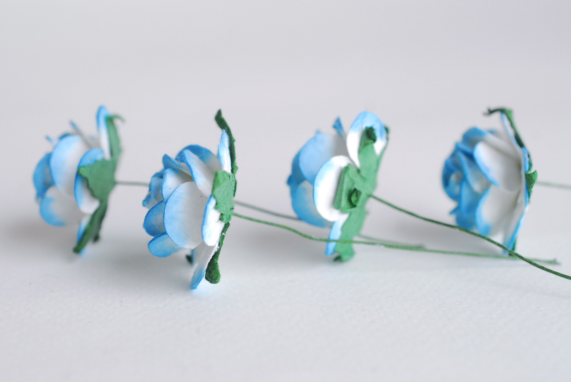 ดอกไม้กระดาษสา ดอกกุหลาบกระดาษ ดอกไม้กุหลาบกระดาษ ราคาส่ง, ดอกกุหลาบกระดาษสา ดอกไม้ประดิษฐ์ สำหรับตกแต่ง หรืองานแต่งงาน สีฟ้าปัดขาว ขนาด 2.5 cm. จำนวน 50 ดอก paper flowers supplies DIY wedding flowers, mini roses paper size 2.5 cm. blue sky brush color.