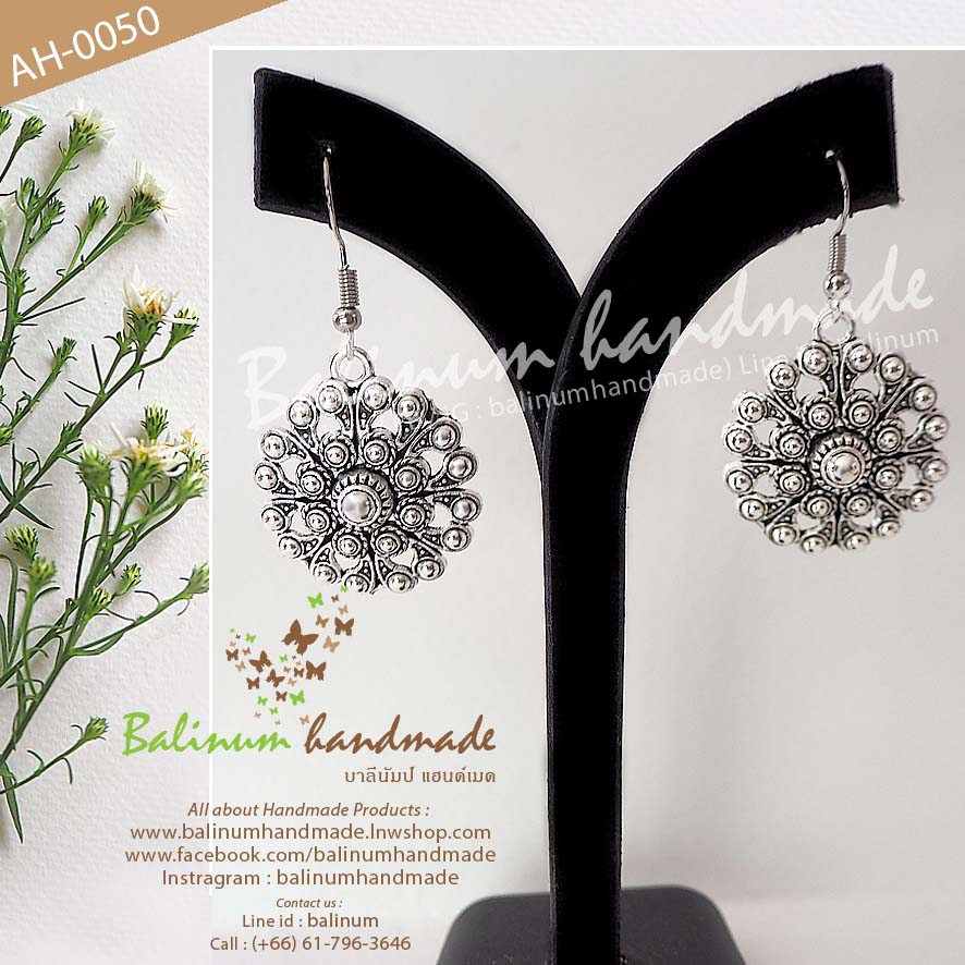 Flower Silver Bohemian Earring in Vintage Style ต่างหูเงิน รูปดอกไม้ สไตล์วินเทจโบฮีเมียน สามารถแมทซ์กับผ้าซิ่น ผ้าไทย ชุดเมือง ชุดล้านนา หรือกับเสื้อผ้ายีนส์ ก็ดูเก๋ดีค่ะ เงิน (Silver)