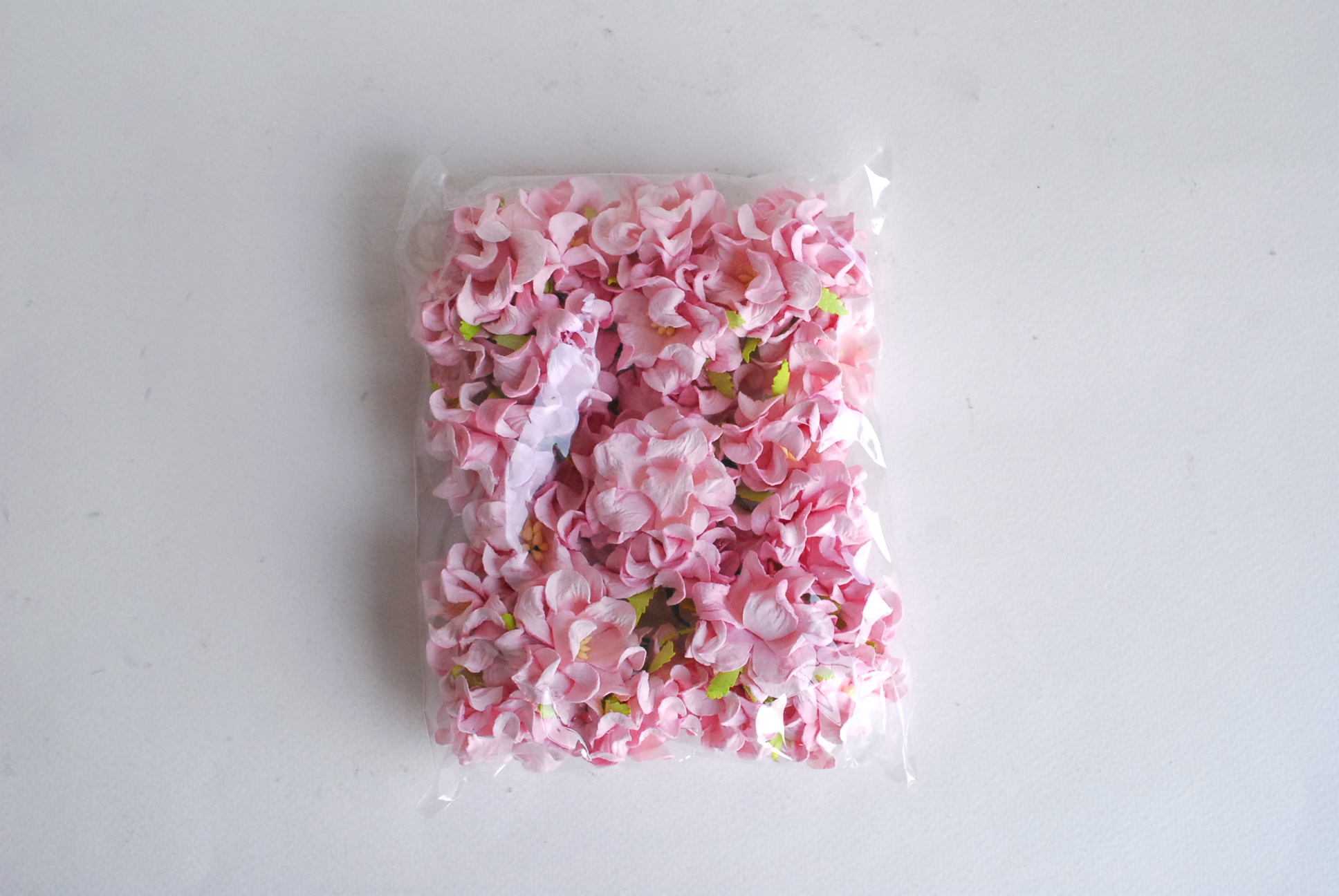 ดอกไม้กระดาษสา ราคาส่ง, ดอกการเดนเนียกระดาษสา ดอกไม้ประดิษฐ์ ตกแต่งงานแต่งงาน ประดิษฐ์ข้อมือเพื่อนเจ้าสาว ขนา่ด 3.5 cm., สำหรับของชำร่วย, งานแต่งงาน, ดอกไม้ทำข้อมือเจ้าสาว สีชมพูอ่อน จำนวน 25 ดอก Paper flower,25 Pieces mulberry gardenia flowers supplies,