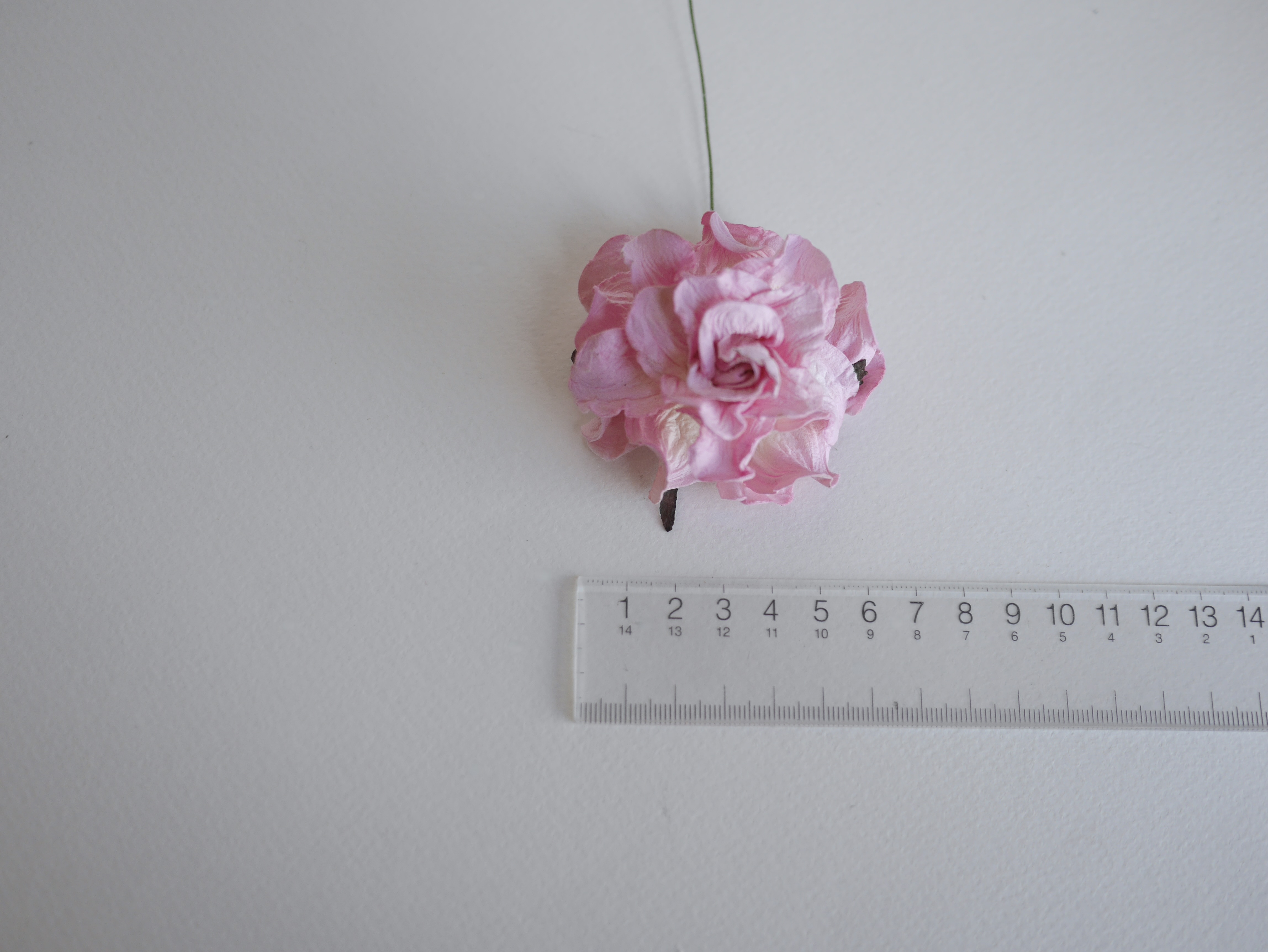 ดอกไม้ประดิษฐ์ ดอกไม้กระดาษสา ตกแต่งงานแต่งงาน งานแต่งงาน ดอกไม้ทำมงกุฎ ดอกกุหลาบขนาดใหญ่ 7 cm. 2 ดอก กลีบบิด สีชมพูปัดสีขาวข้างใน pink brush white color