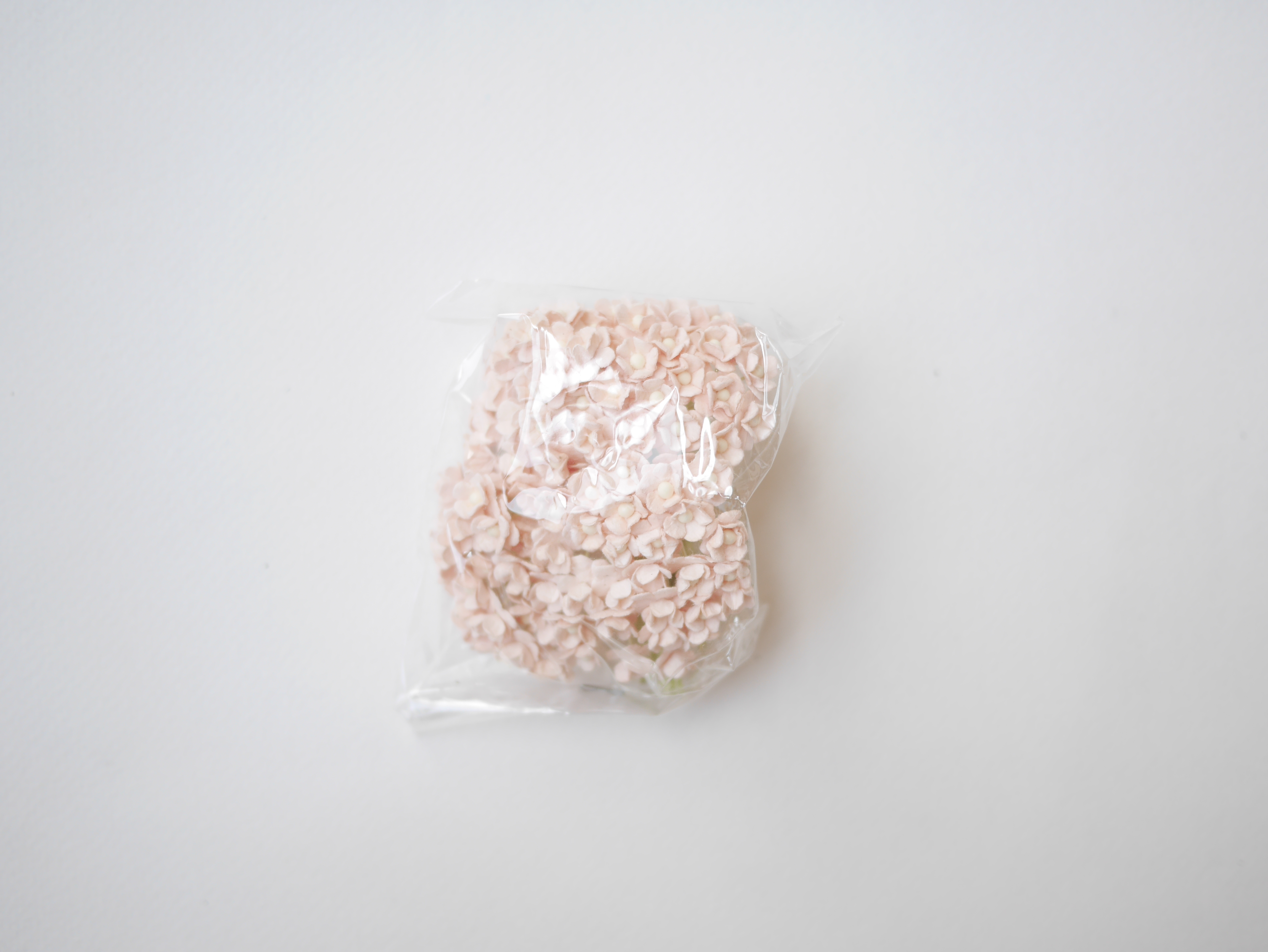 ดอกไม้กระดาษสา ดอกไม้กระดาษสาราคาส่ง ดอกไม้กระดาษสำหรับตกแต่ง งานแต่งงาน หรือติดของชำร่วย ดอก creeping lady 100 ดอก ขนาด 0.8 cm. สีชมพูพีชอ่อน Small Paper Flower with stem, 100 pcs., size 0.8 cm., creeping flowers 2 layers, pale pink color