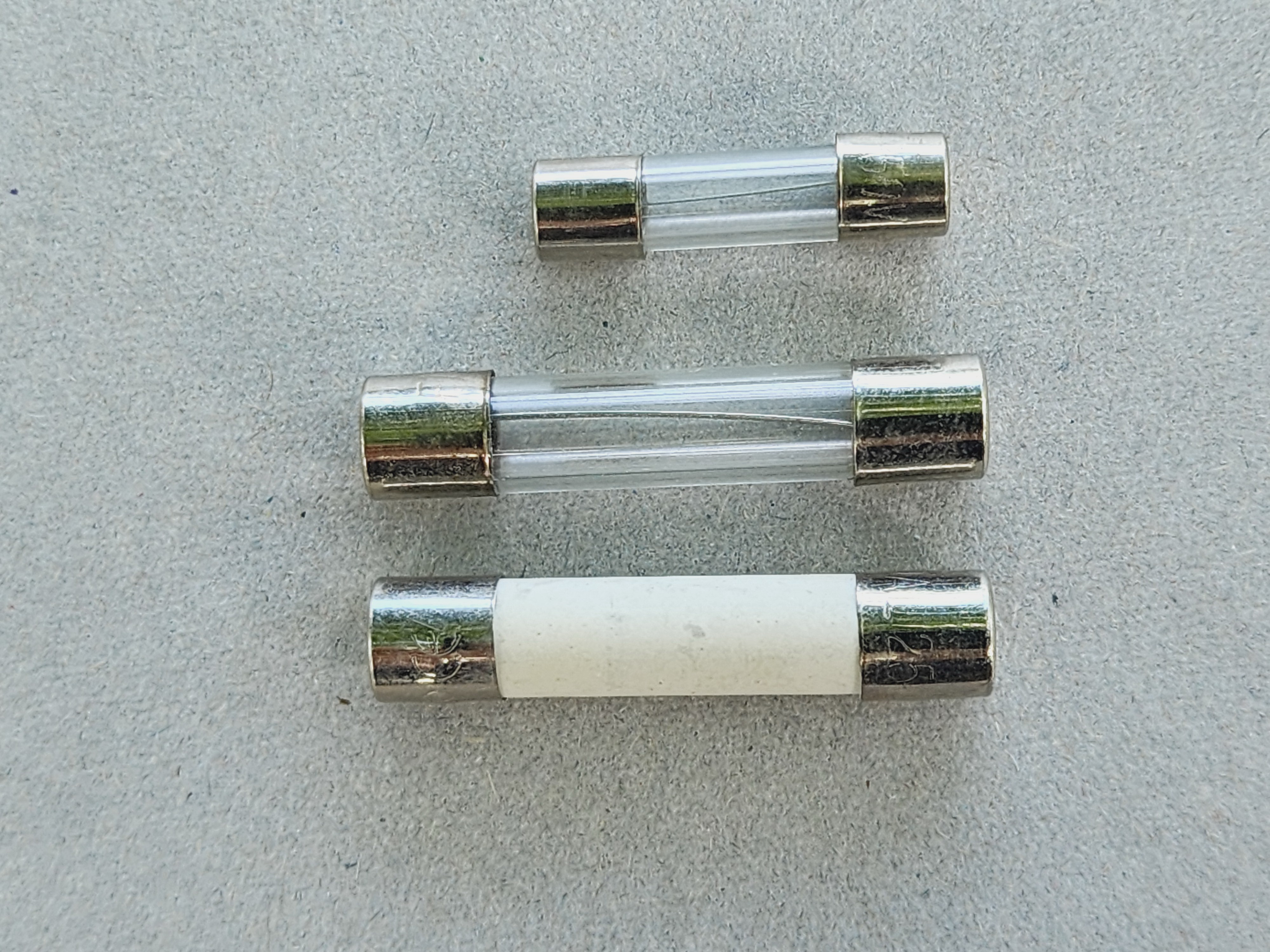 ฟิวส์เซรามิค และ สัญลักษณ์ของฟิวส์