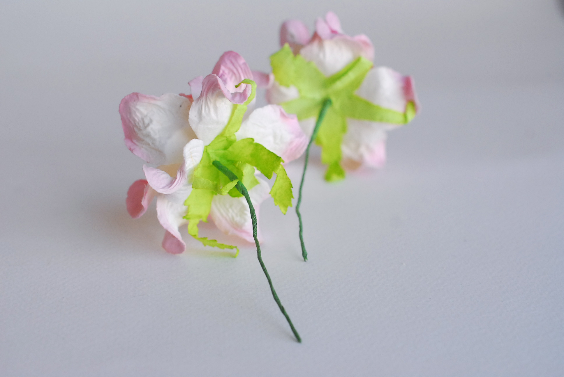 ดอกไม้กระดาษสา ราคาส่ง, ดอกการเดนเนียกระดาษสา ดอกไม้ประดิษฐ์ ตกแต่งงานแต่งงาน ประดิษฐ์ข้อมือเพื่อนเจ้าสาว ขนา่ด 5.5 cm., สำหรับของชำร่วย, งานแต่งงาน, ดอกไม้ทำข้อมือเจ้าสาว สีชมพูอ่อนปัดขาว จำนวน 25 ดอก Paper flower,25 Pieces mulberry gardenia flowers supp