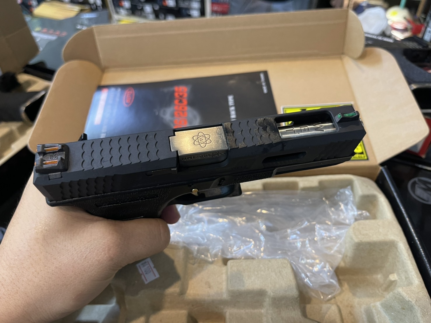 WE Glock18 G-Force Custom – เฟรมดำ สไลด์ดำ ลำกล้องเงิน T5