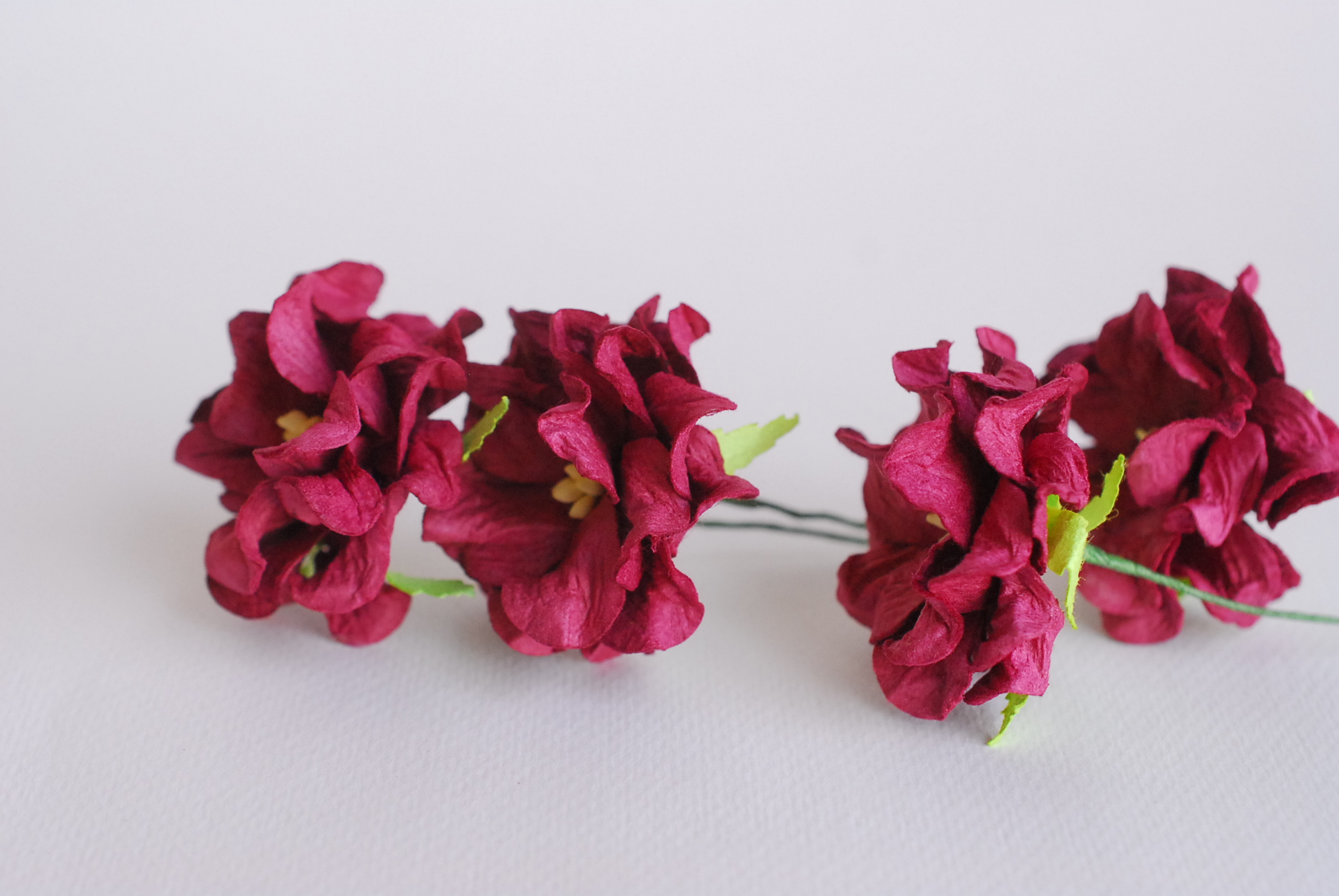 ดอกไม้กระดาษสา ราคาส่ง, ดอกการเดนเนียกระดาษสา ดอกไม้ประดิษฐ์ ตกแต่งงานแต่งงาน ประดิษฐ์ข้อมือเพื่อนเจ้าสาว ขนา่ด 3.5 cm., สำหรับของชำร่วย, งานแต่งงาน, ดอกไม้ทำข้อมือเจ้าสาว สีแดงเข้ม จำนวน 25 ดอก Paper flower,25 Pieces mulberry gardenia flowers supplies, d