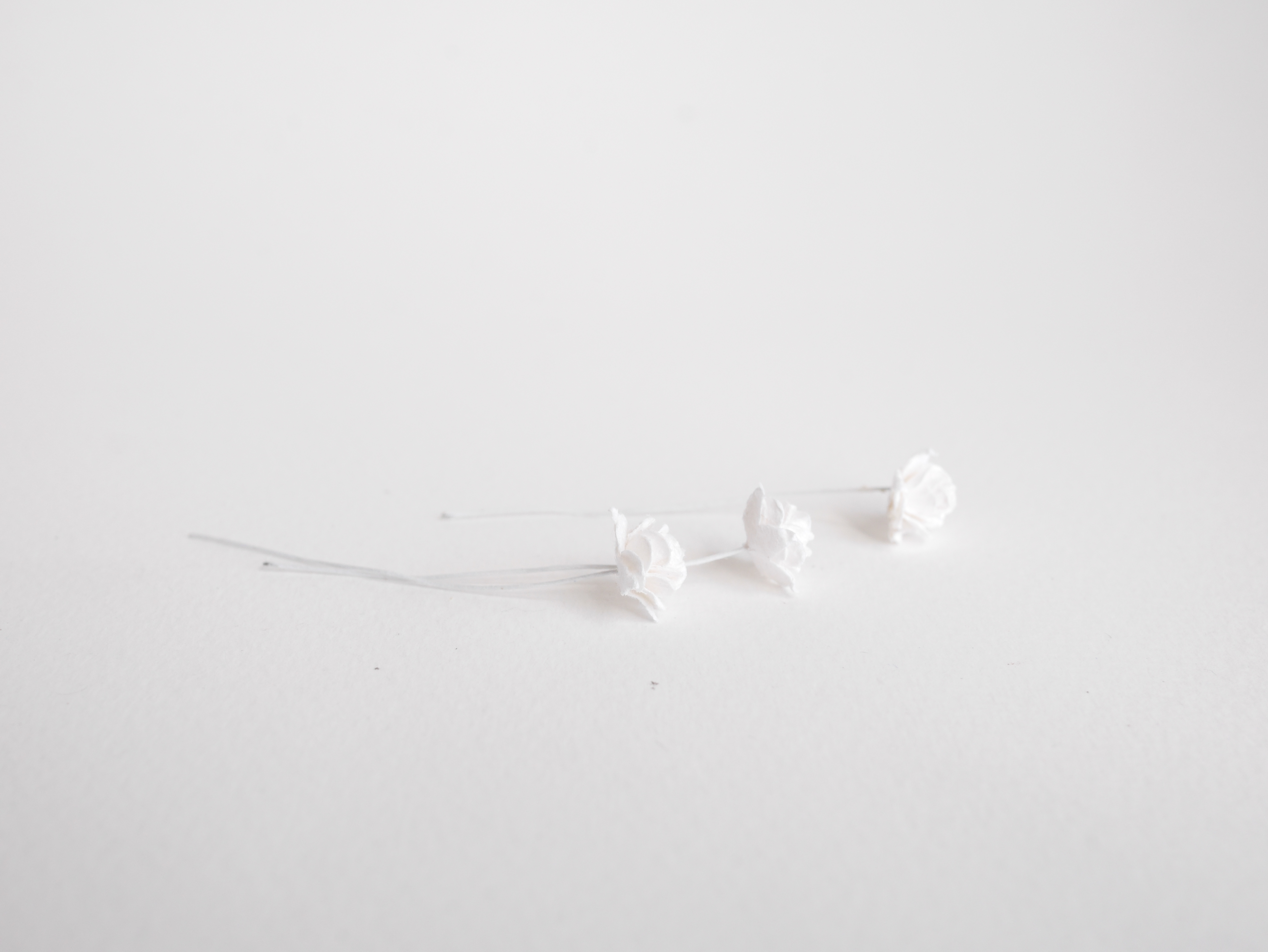 ดอกไม้กระดาษสาสำหรับตกแต่ง ของชำร่วย ดอกกุหลาบ กระดาษสา สีขาว #147 ขนาด 1 cm. จำนวน 100 ดอก/1 ถุง Small handmade rose paper flower supplies 100 pieces, white color.