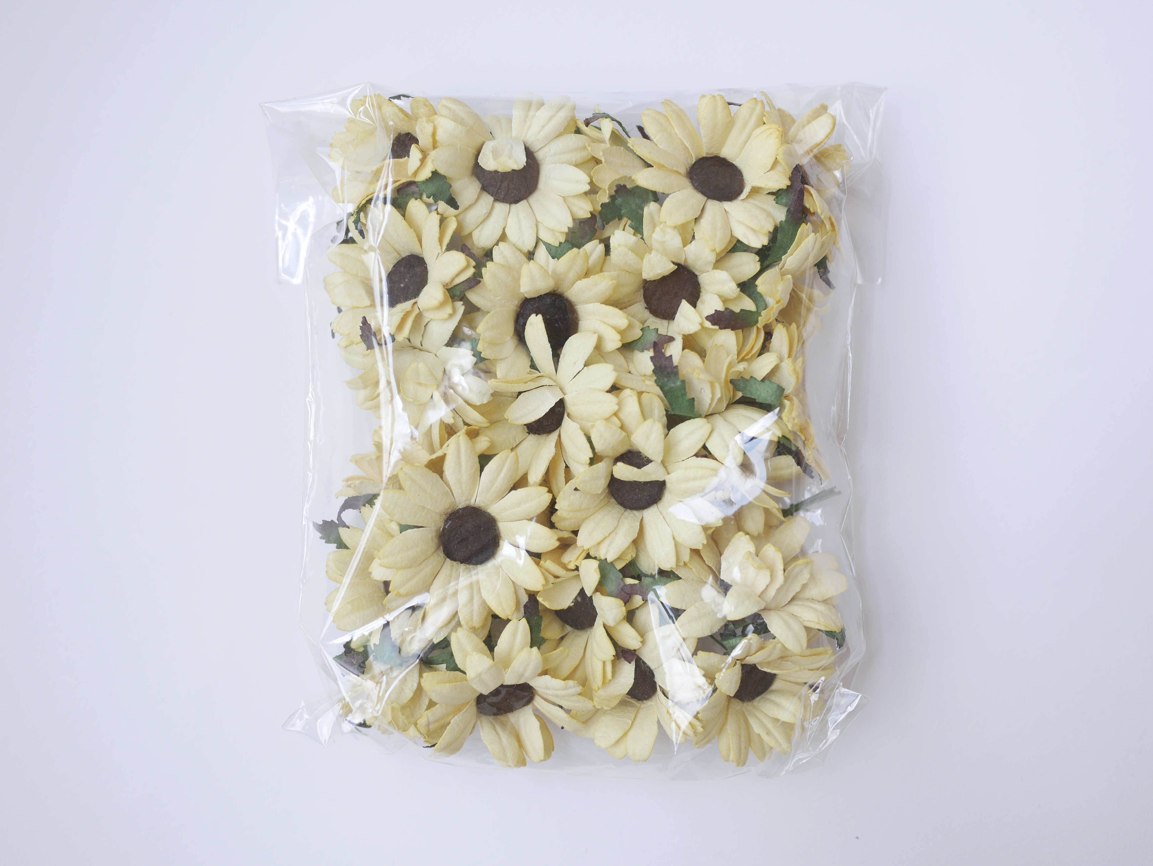 ดอกไม้กระดาษสา ดอกไม้ประดิษฐ์จากกระดาษสา ดอกเดซี่ เกสรสีน้ำตาลเข้ม ดอกไม้กระดาษสาขายส่ง ดอกไม้ประดิษฐ์ ดอกไม้ทำข้อมือเพื่อนเจ้าสาว ดอก daisy ขนาด 3.5 cm. จำนวน 25 ดอก สีเหลืองอ่อน Paper Flower, 25 Daisy Flowers, pale yellow color, size 3.5 cm., brown poll