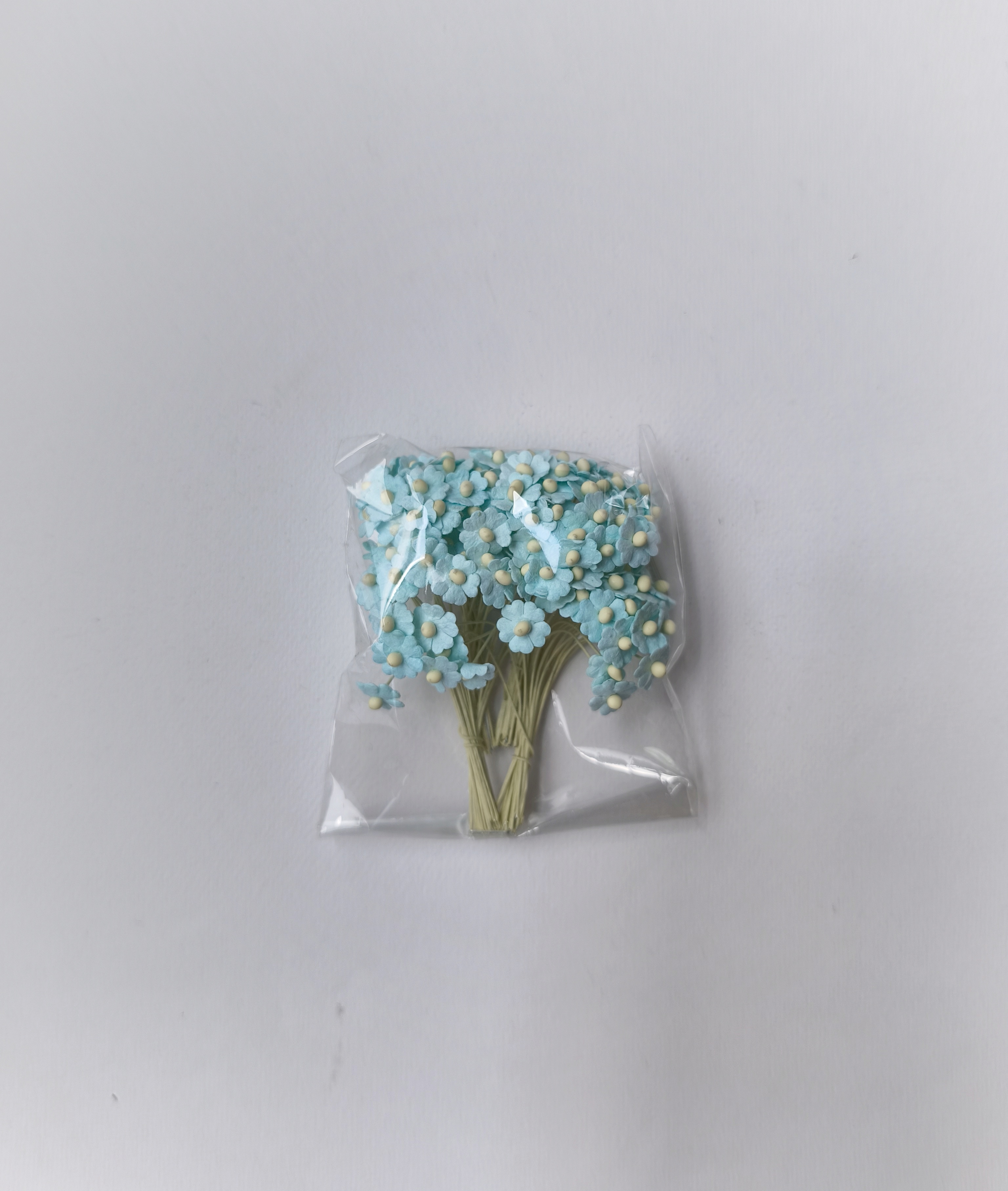 ดอกไม้กระดาษสา ดอกไม้กระดาษสาราคาส่ง ดอกไม้กระดาษสำหรับตกแต่ง งานแต่งงาน หรือติดของชำร่วย ดอกไม้จิ๋ว 100 ดอก ขนาด 1 cm. สีฟ้า Small Paper Flower with stem, 100 pcs., size 1 cm., small creeping ladies flowers 1 layer, blue-sky color.